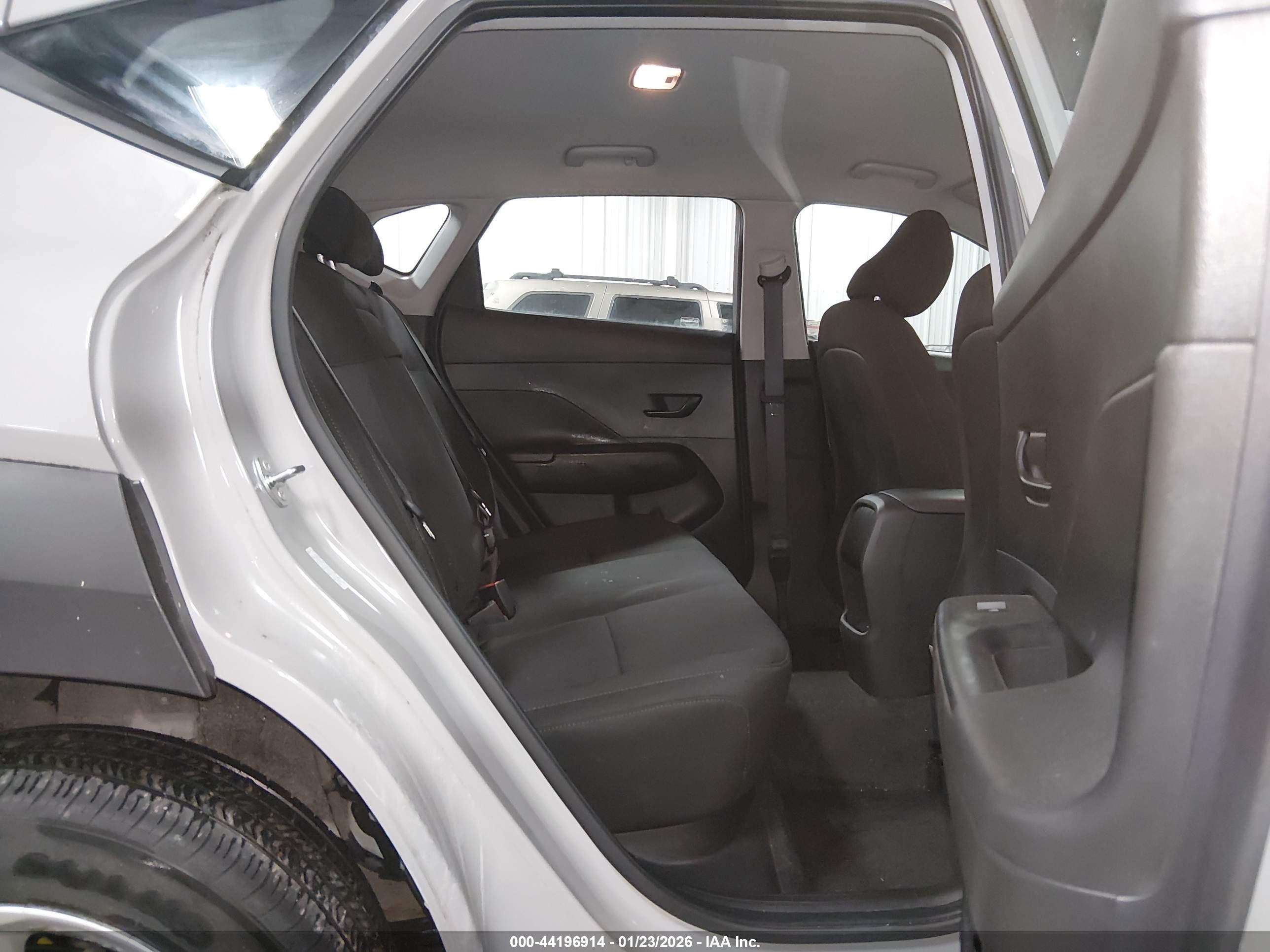HYUNDAI KONA image 8