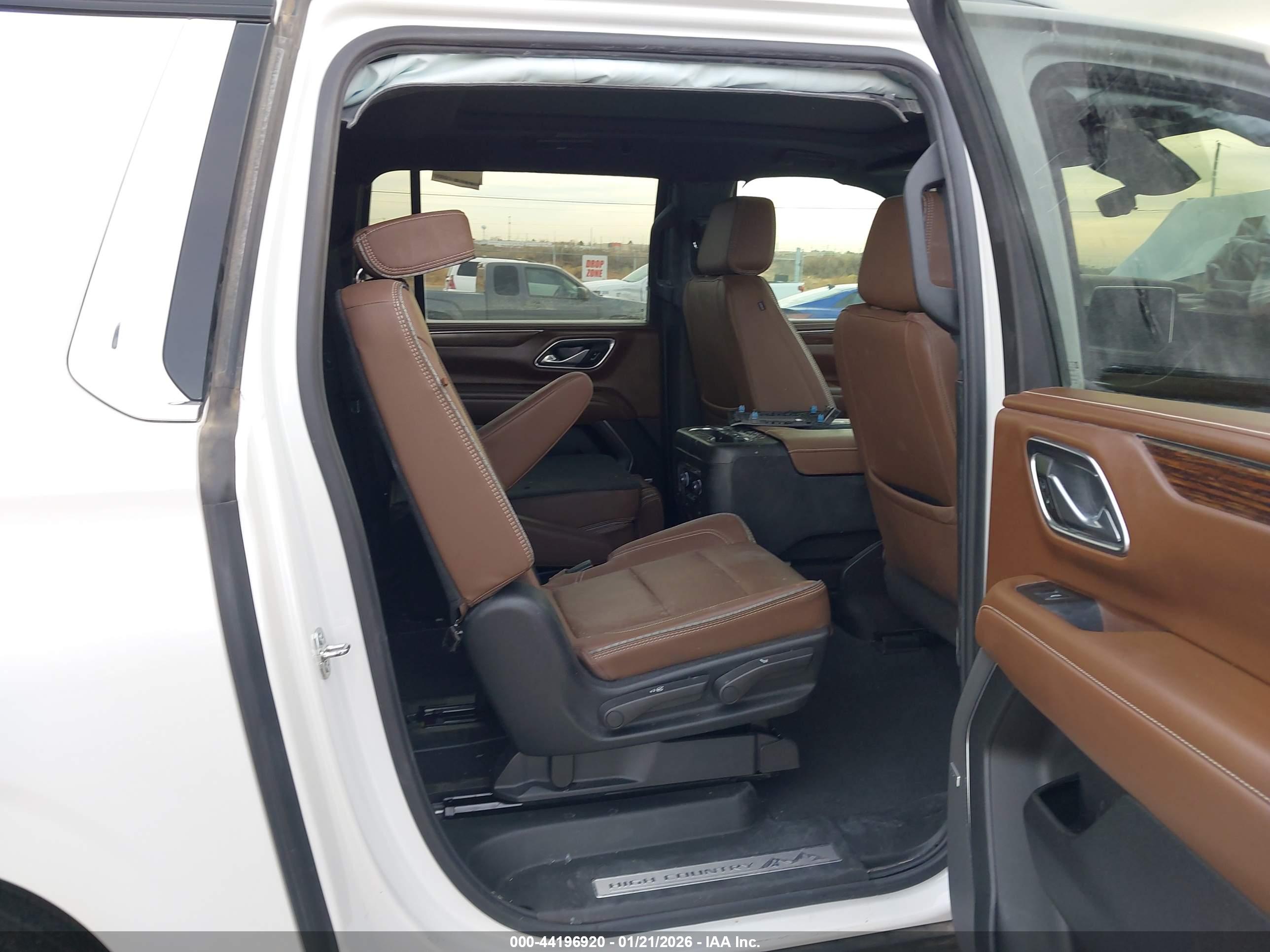 CHEVROLET SUBURBAN image 8