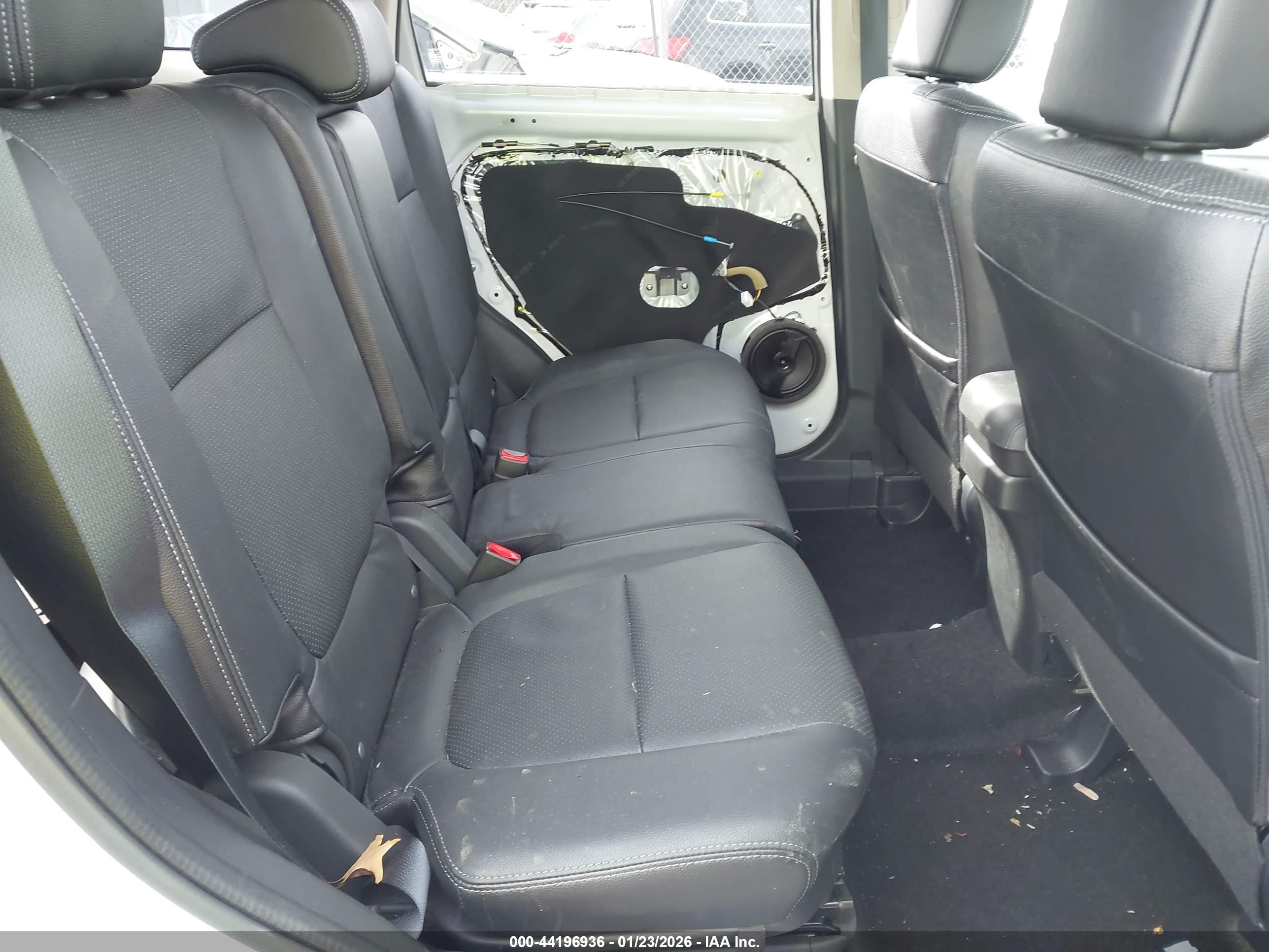 MITSUBISHI OUTLANDER image 8