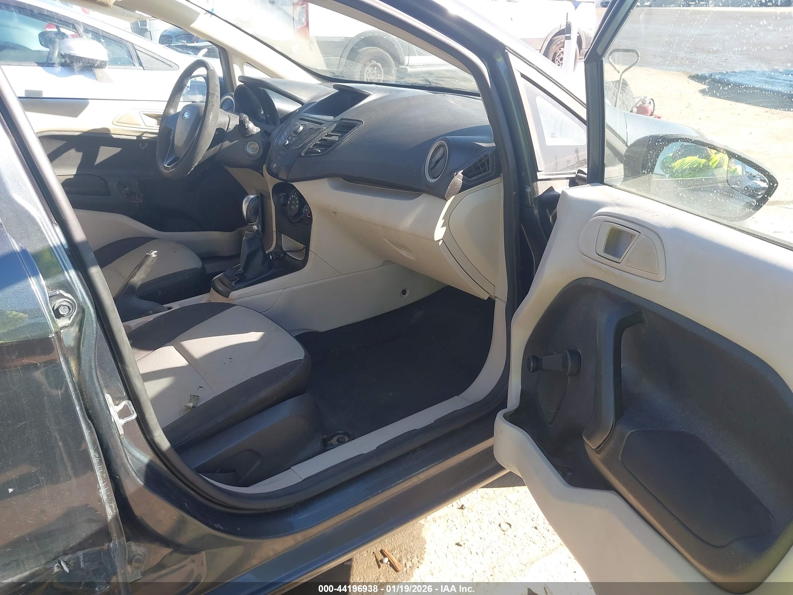 FORD FIESTA image 5