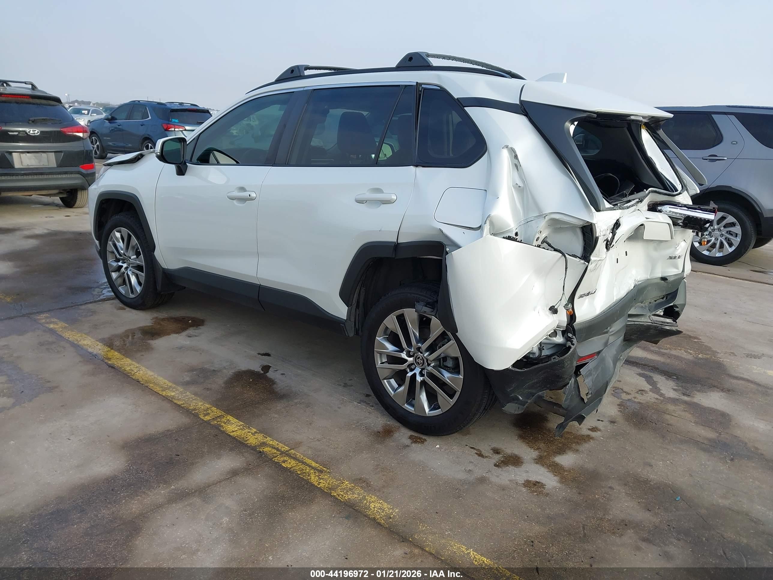 TOYOTA RAV4 image 3