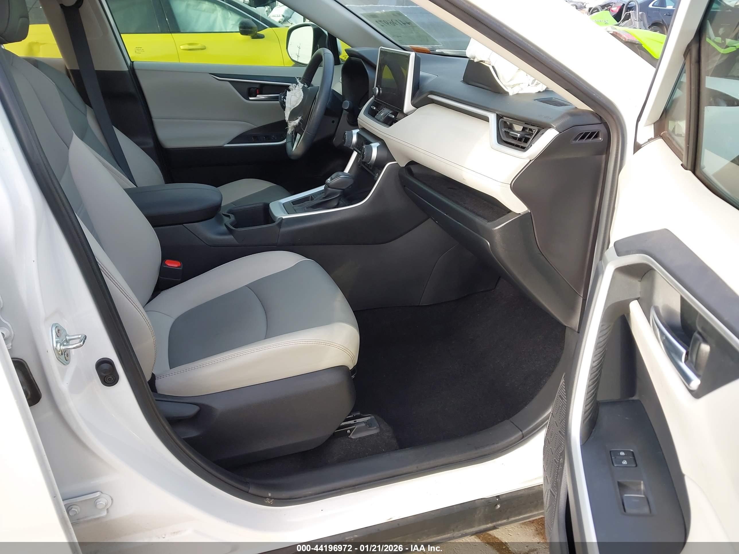 TOYOTA RAV4 image 5