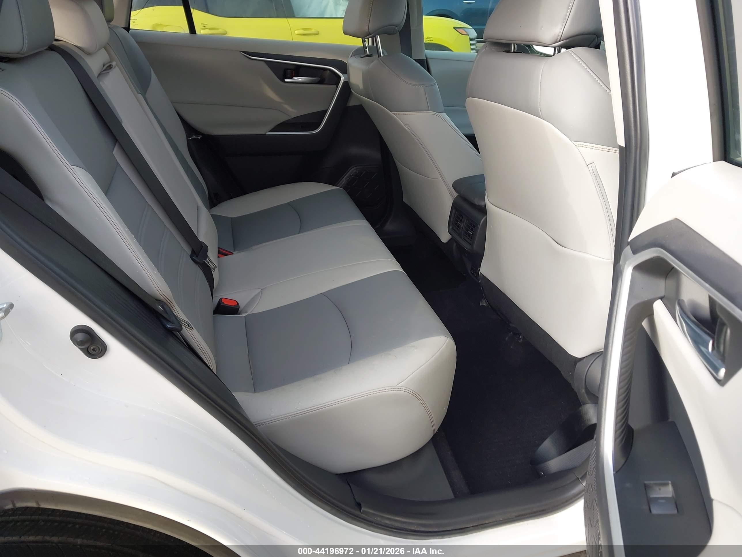 TOYOTA RAV4 image 8