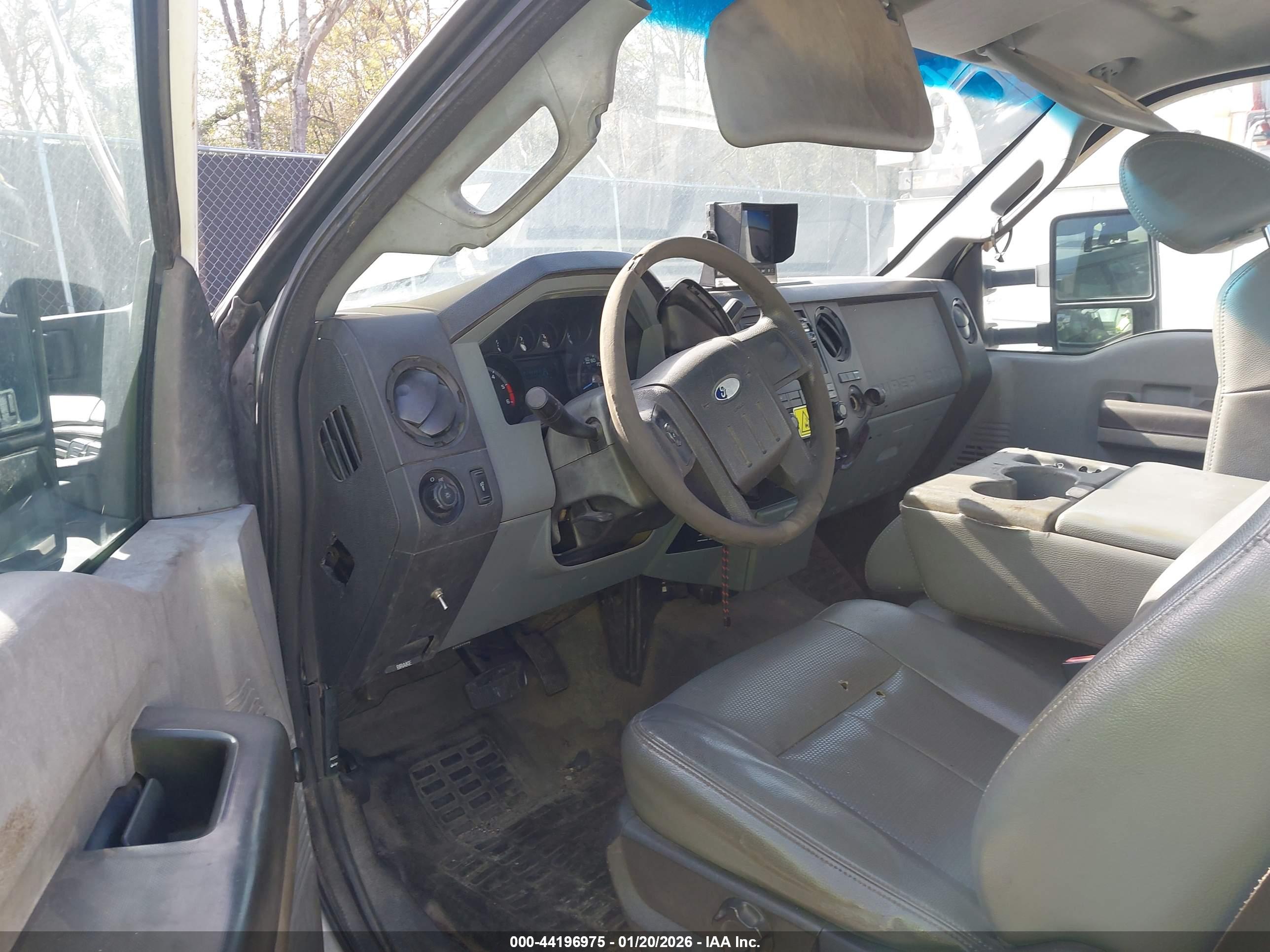 FORD F-550 image 8