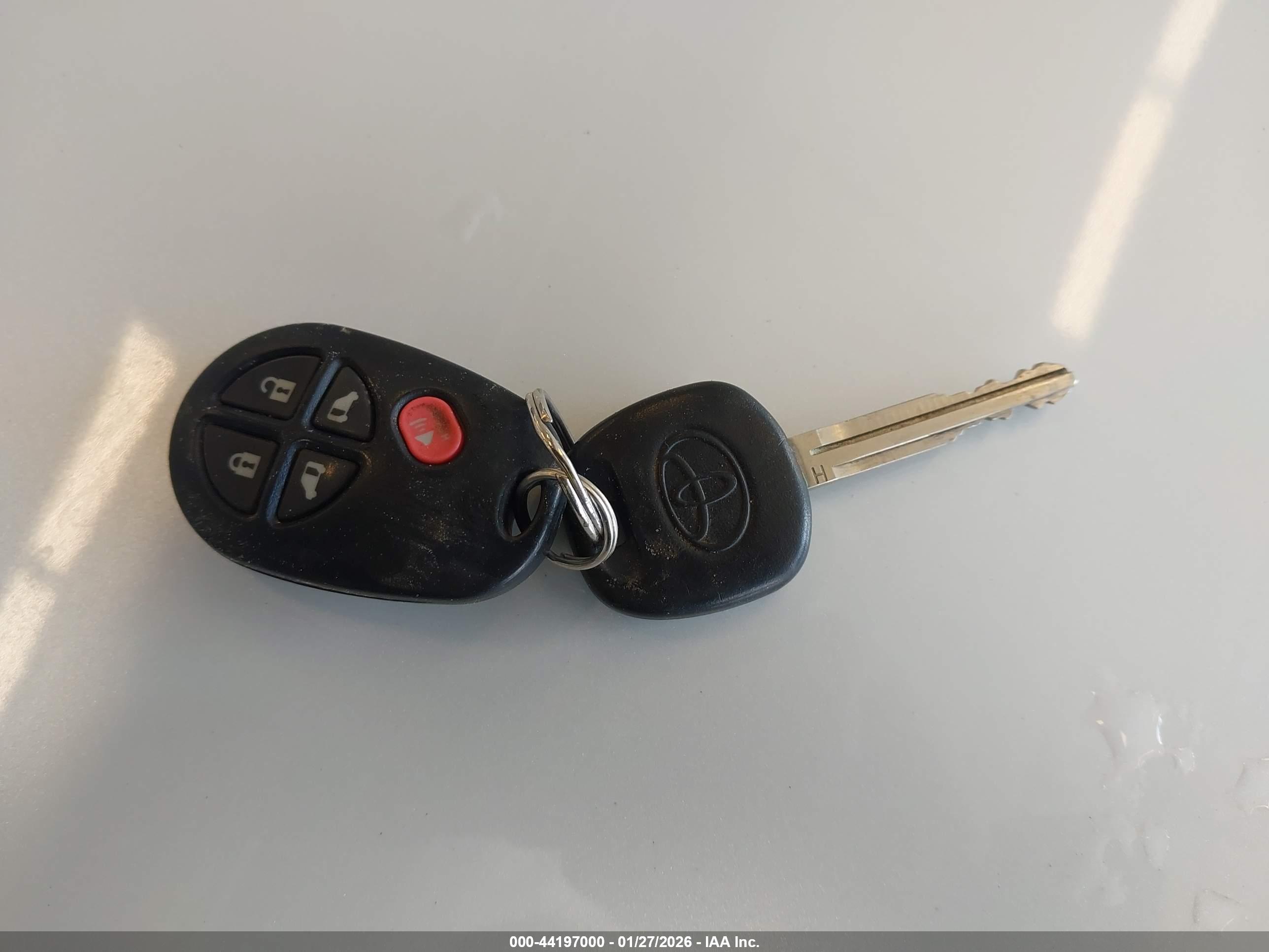 TOYOTA SIENNA image 11