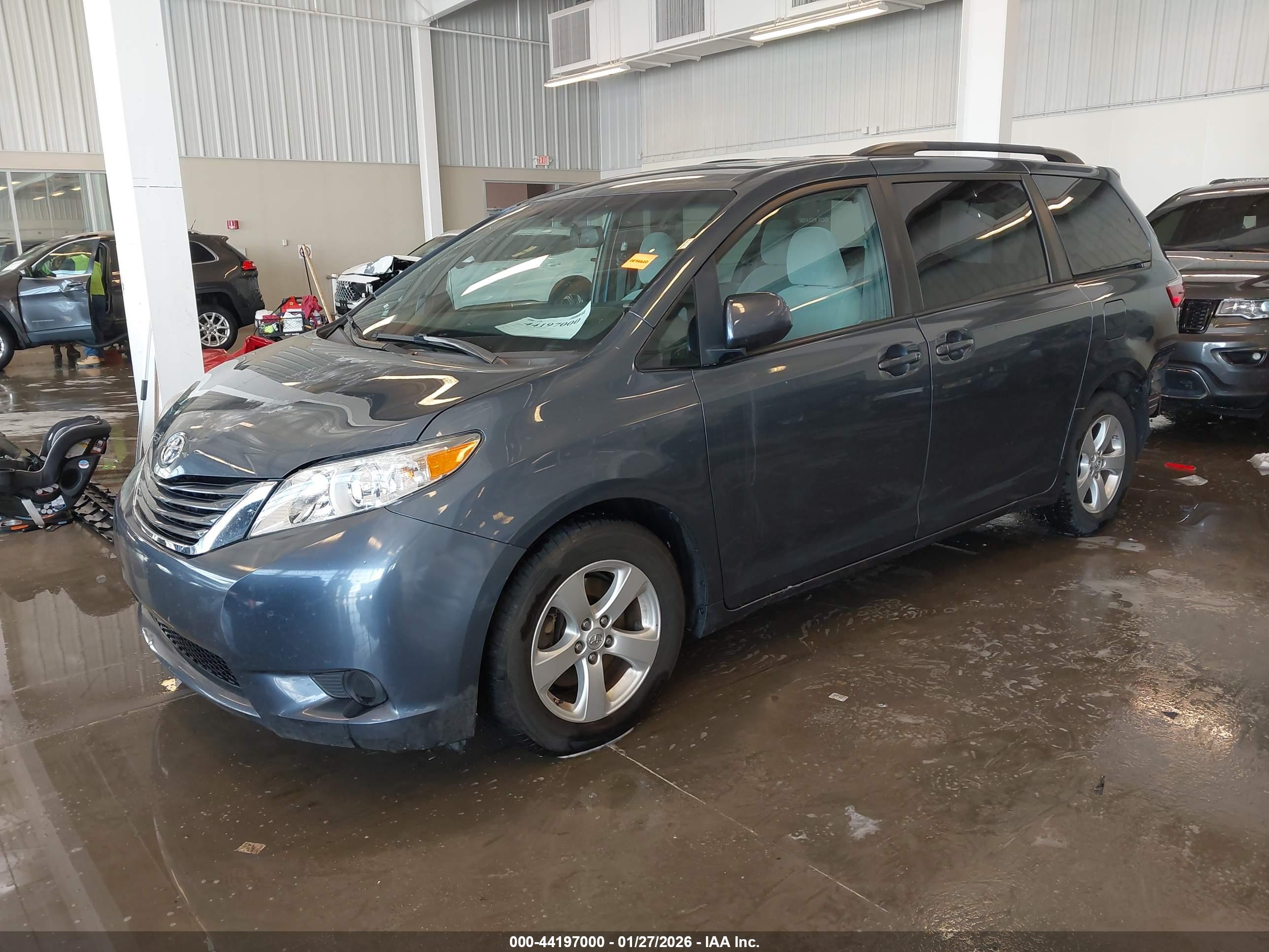 TOYOTA SIENNA image 2