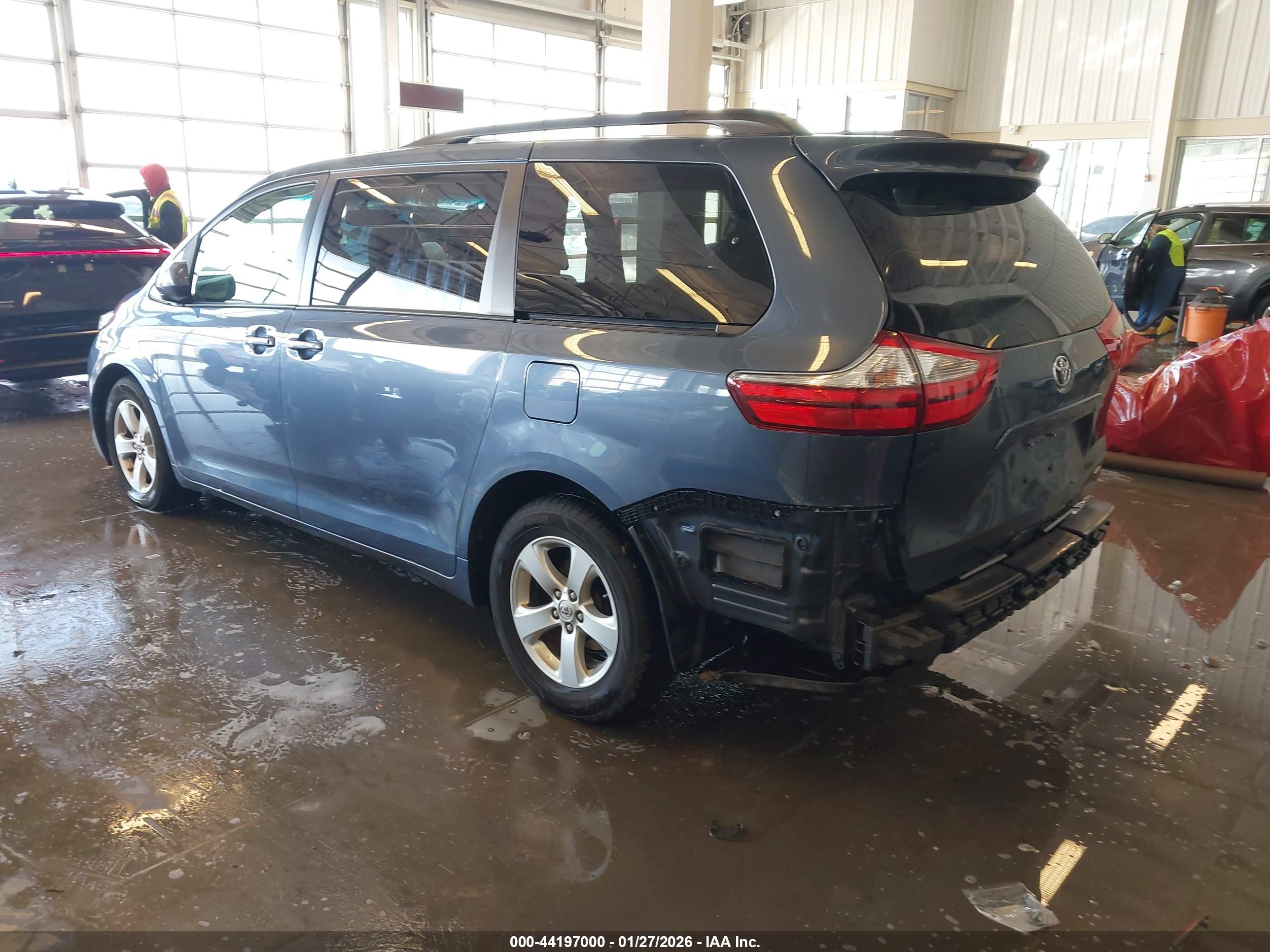 TOYOTA SIENNA image 3