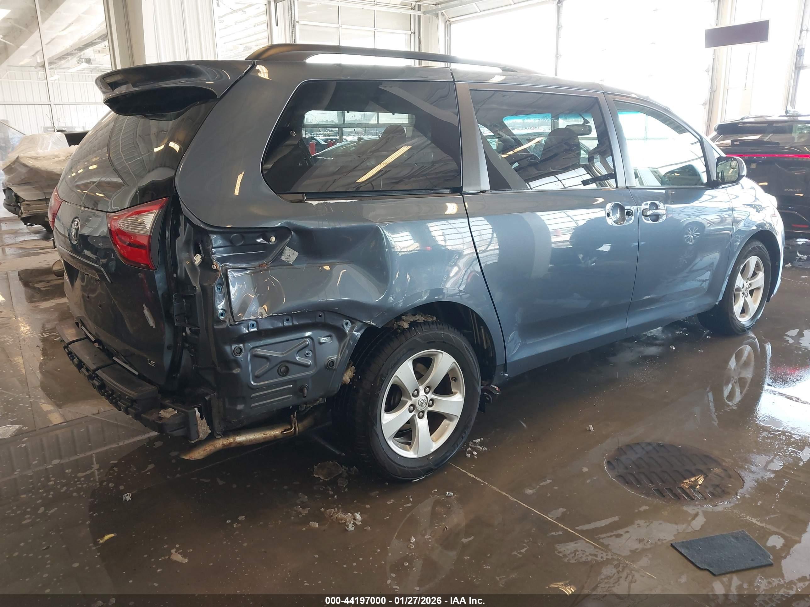 TOYOTA SIENNA image 4