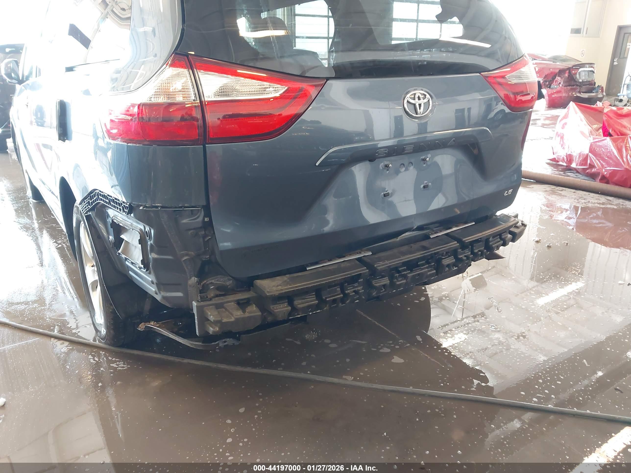 TOYOTA SIENNA image 6