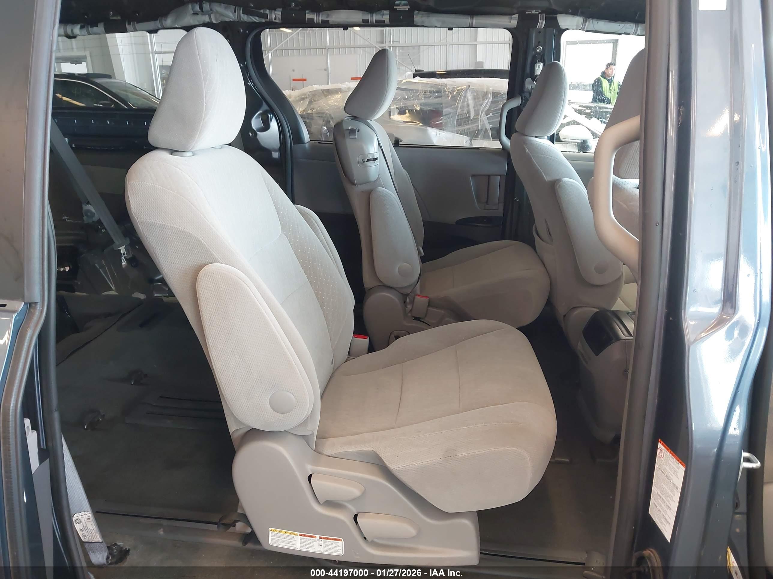 TOYOTA SIENNA image 8