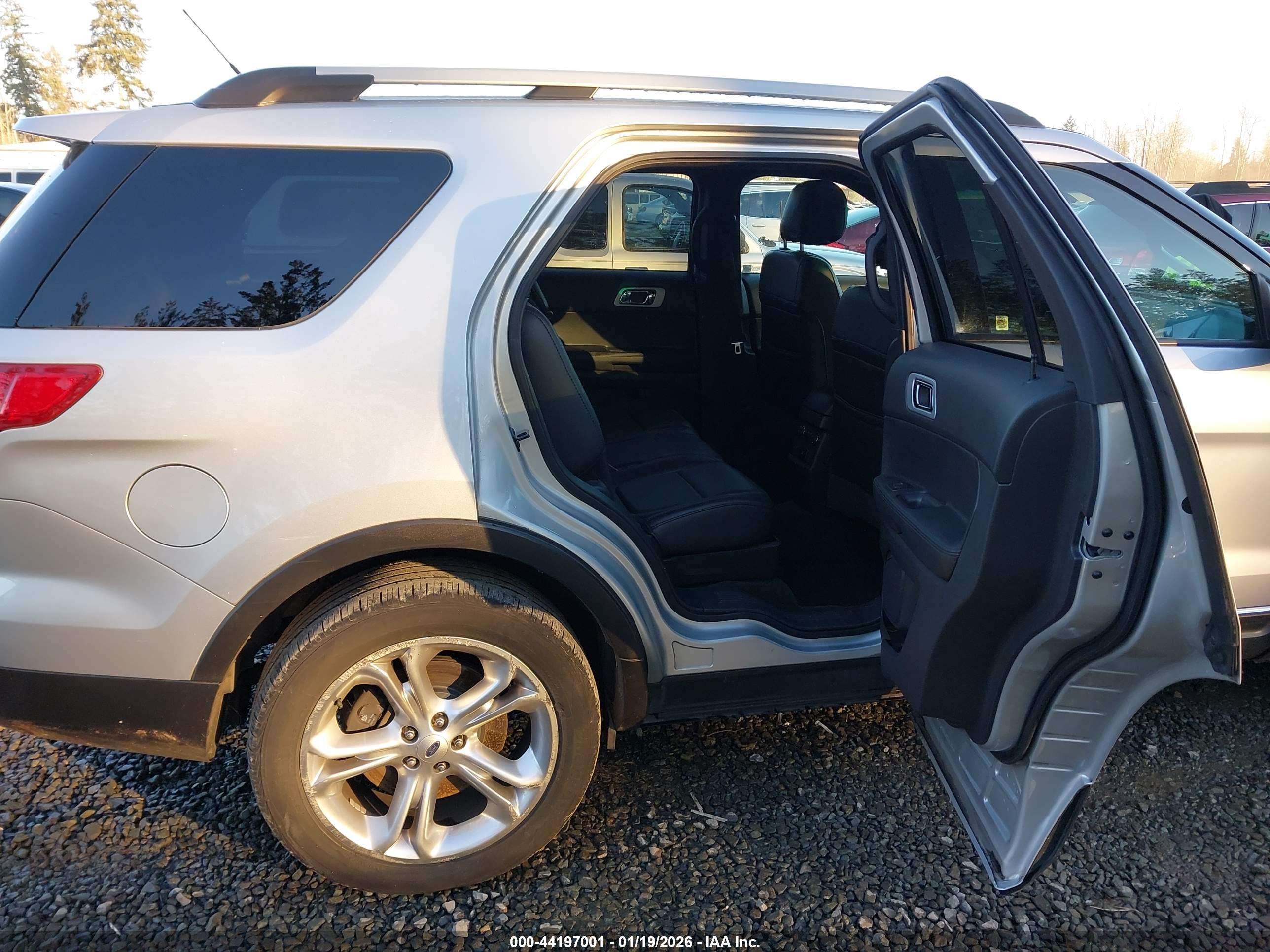 FORD EXPLORER image 8