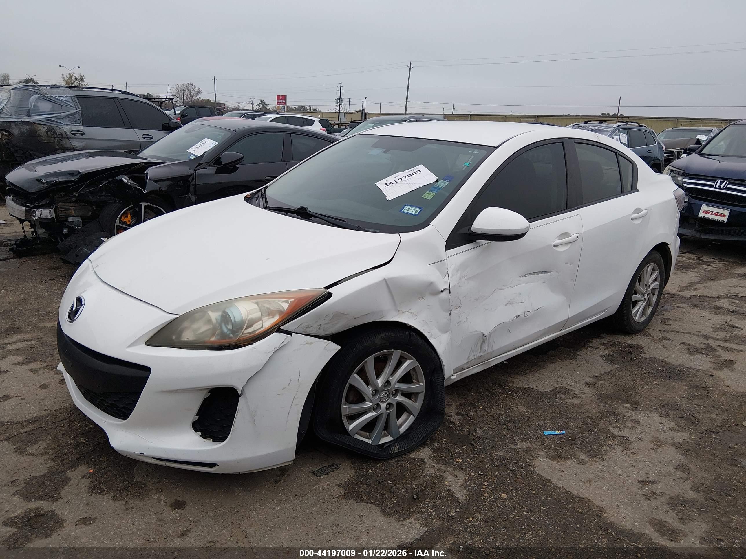 MAZDA MAZDA3 image 2