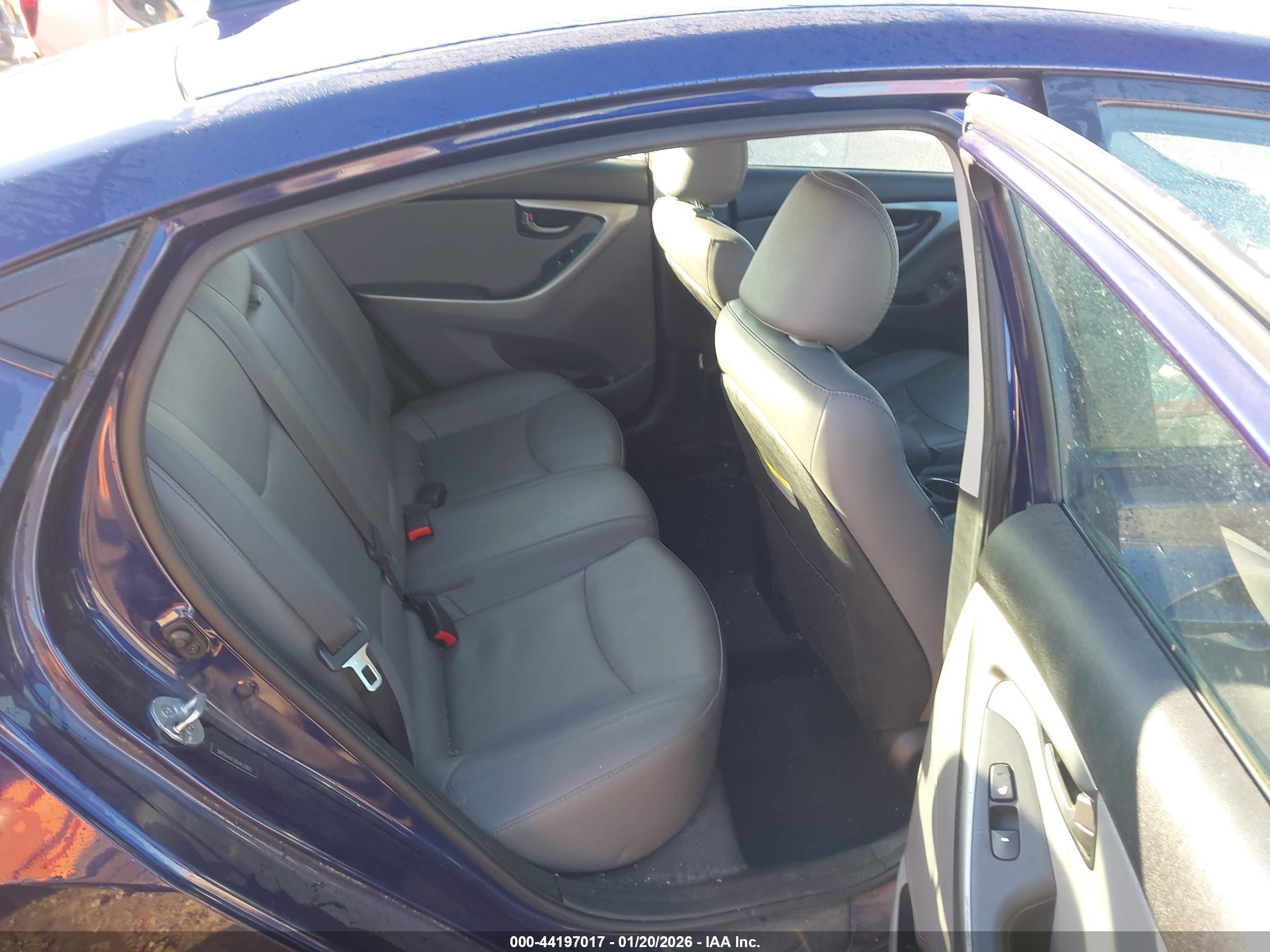 HYUNDAI ELANTRA image 8