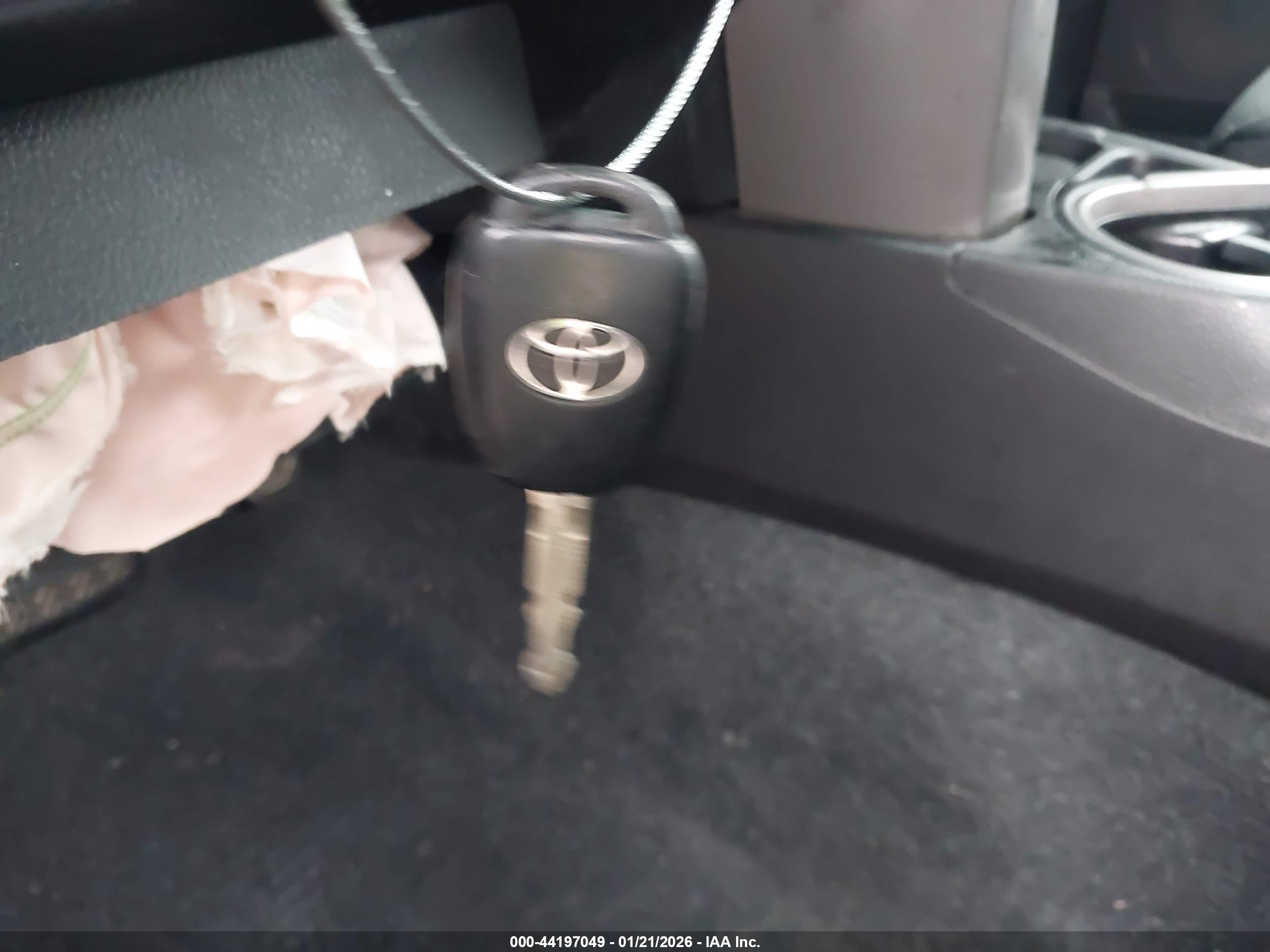 TOYOTA RAV4 image 11