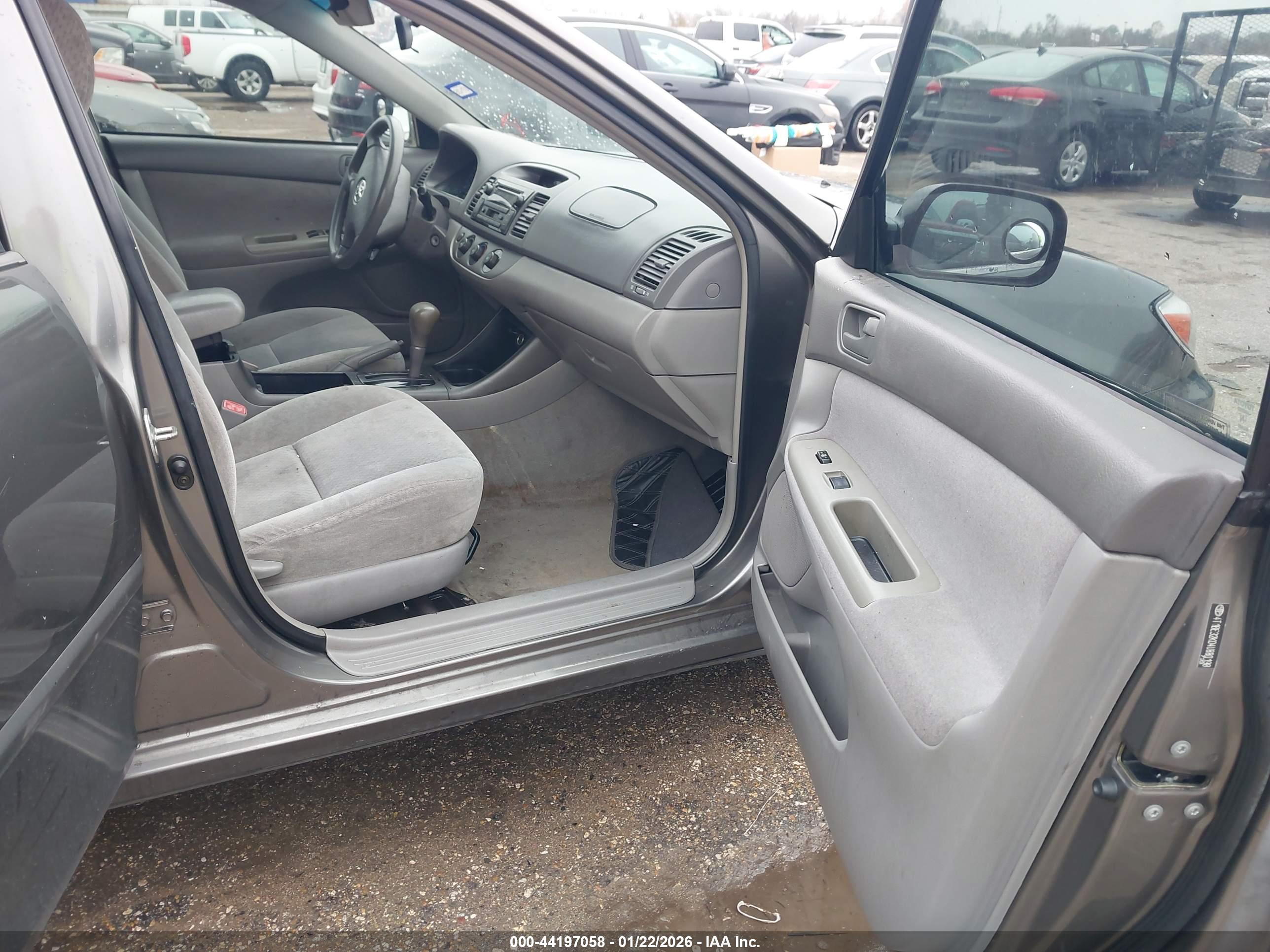 TOYOTA CAMRY image 5