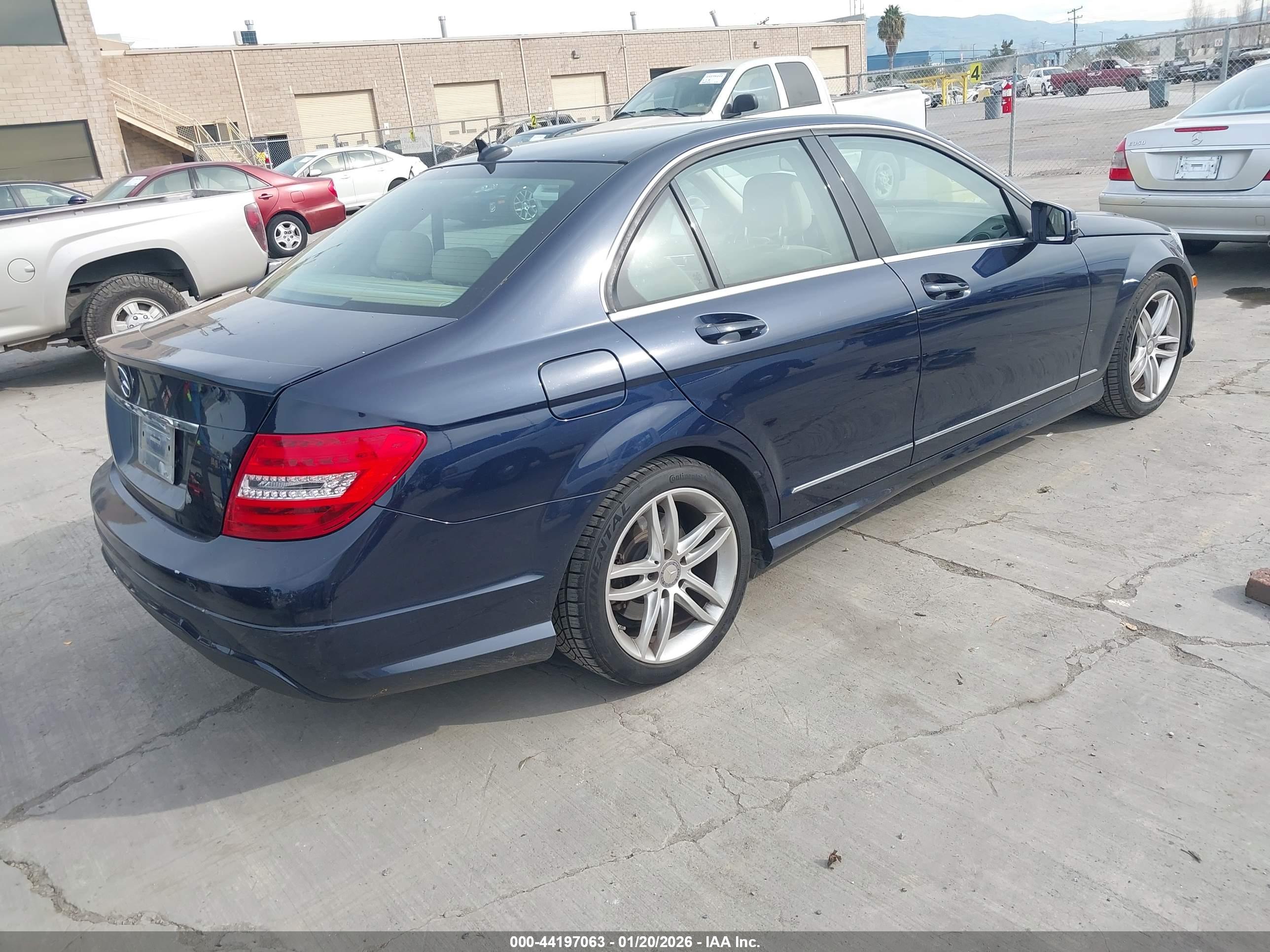 MERCEDES-BENZ C-CLASS image 4