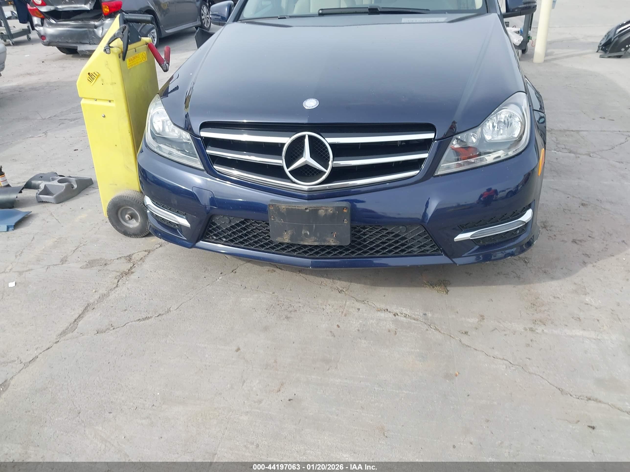 MERCEDES-BENZ C-CLASS image 6