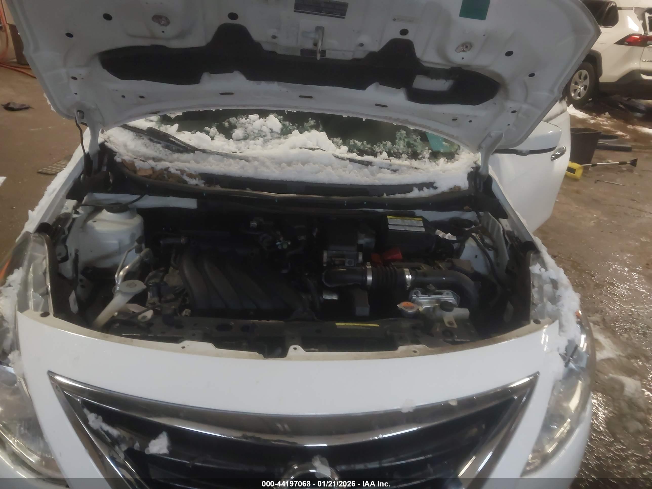 NISSAN VERSA image 10