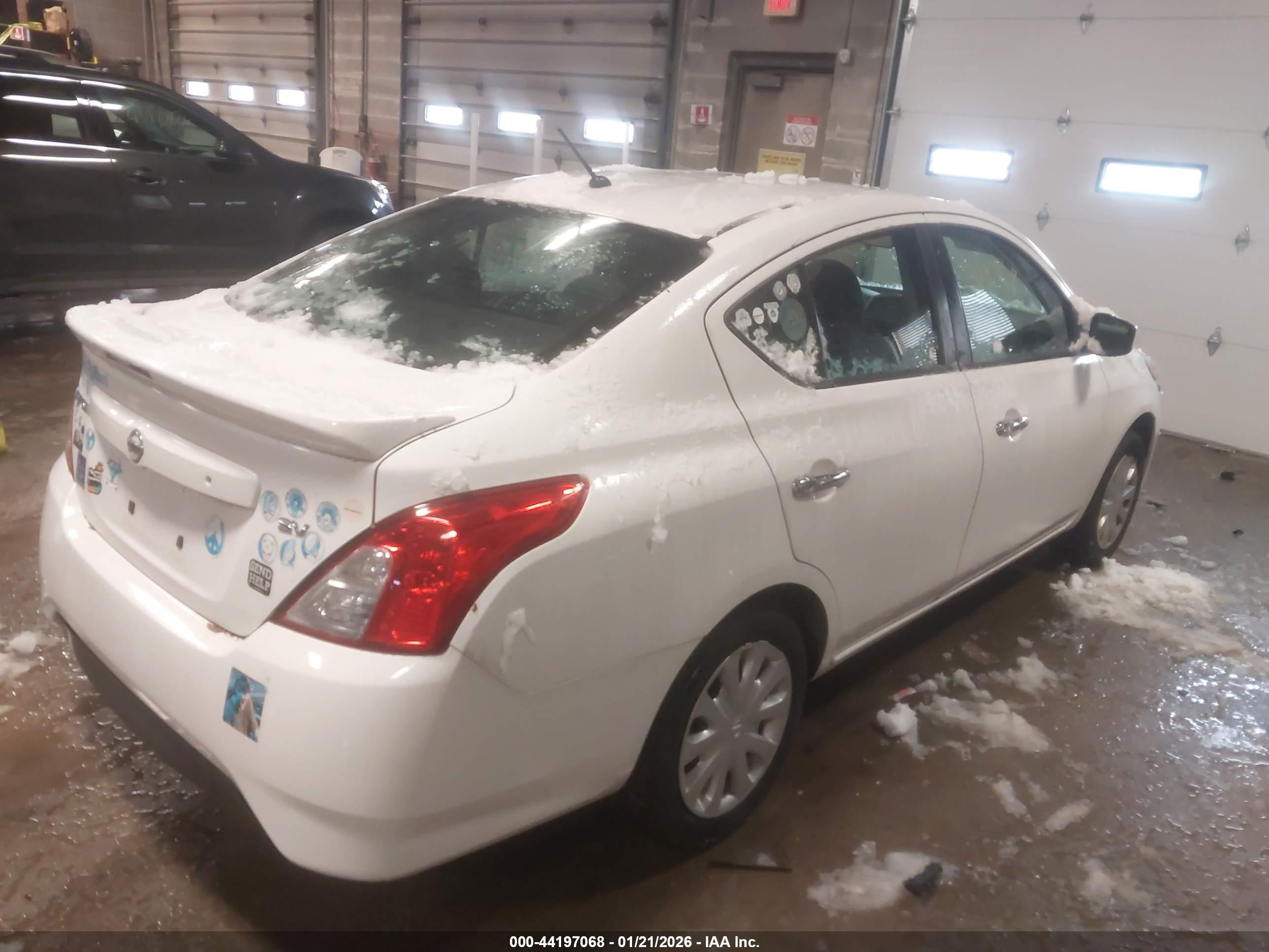 NISSAN VERSA image 4