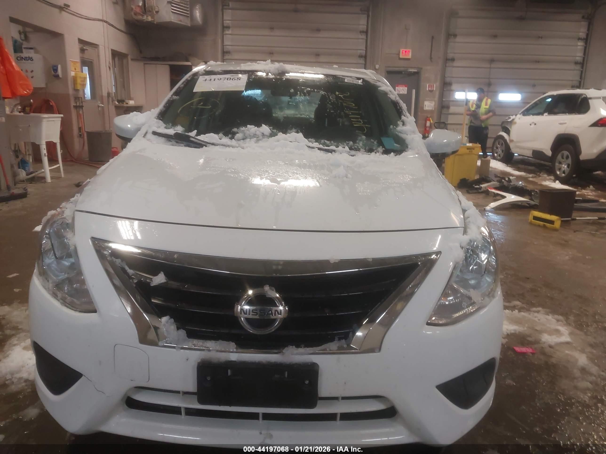 NISSAN VERSA image 6