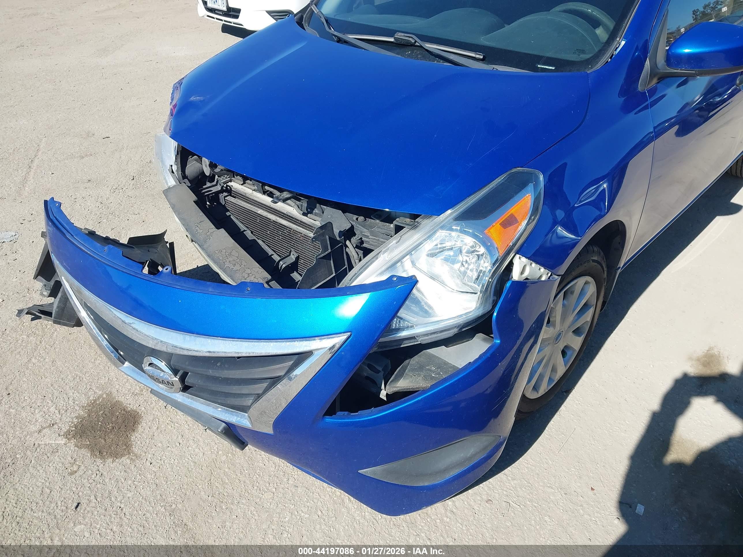 NISSAN VERSA image 6