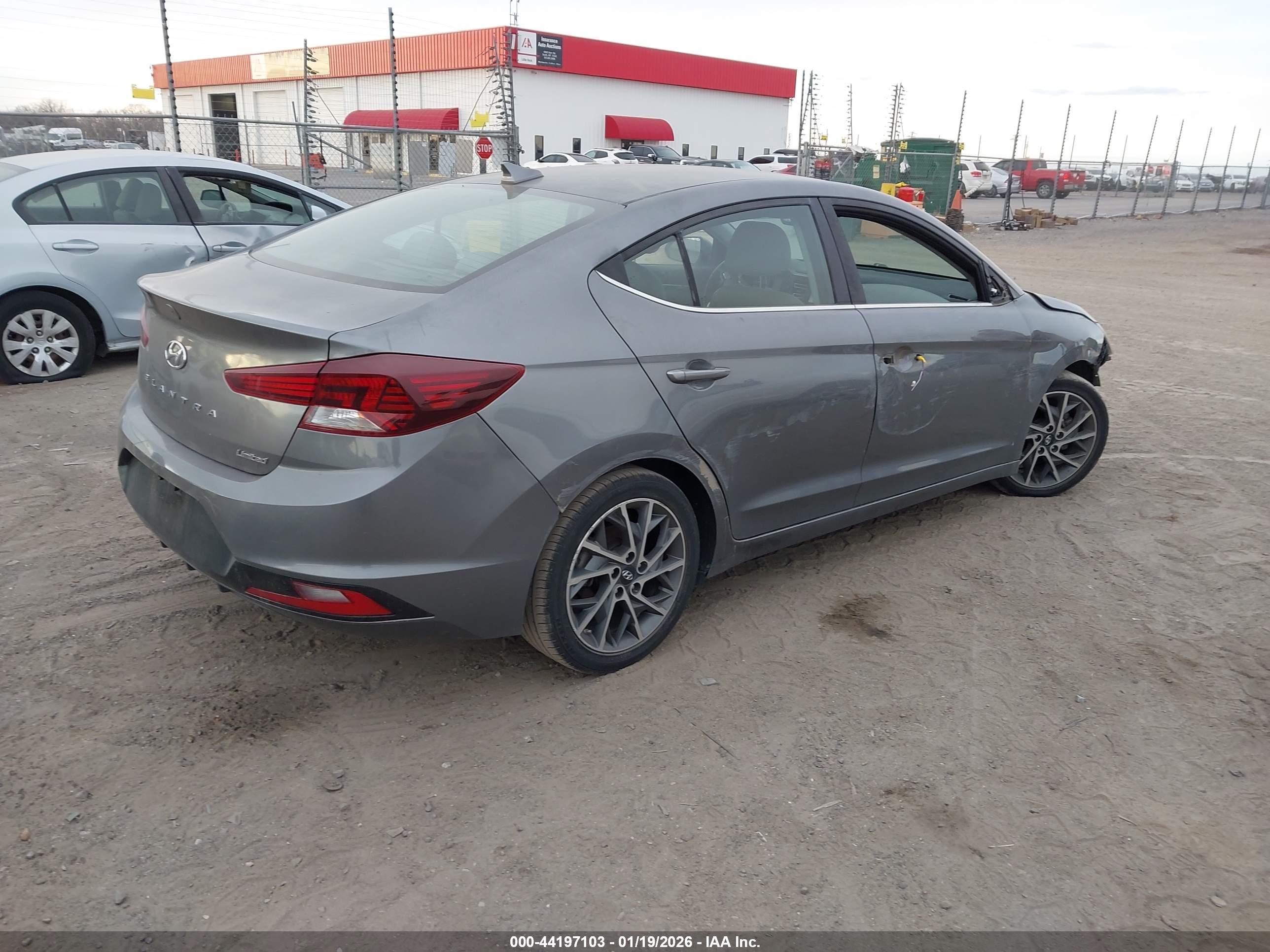 HYUNDAI ELANTRA image 4
