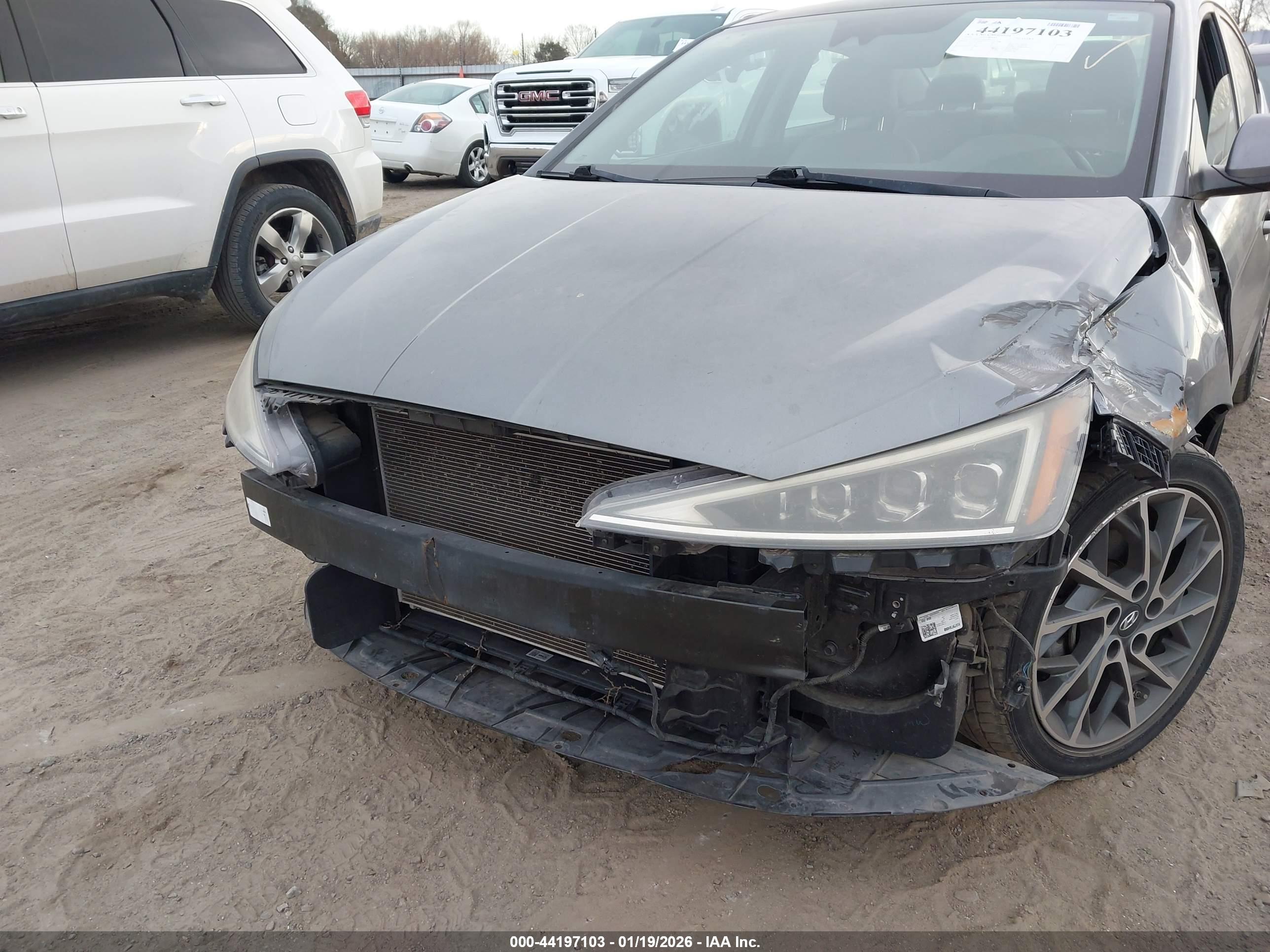 HYUNDAI ELANTRA image 6
