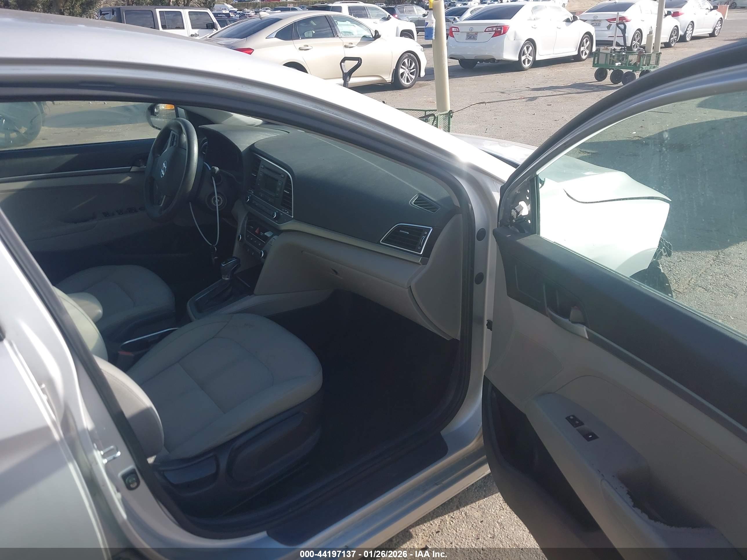 HYUNDAI ELANTRA image 5