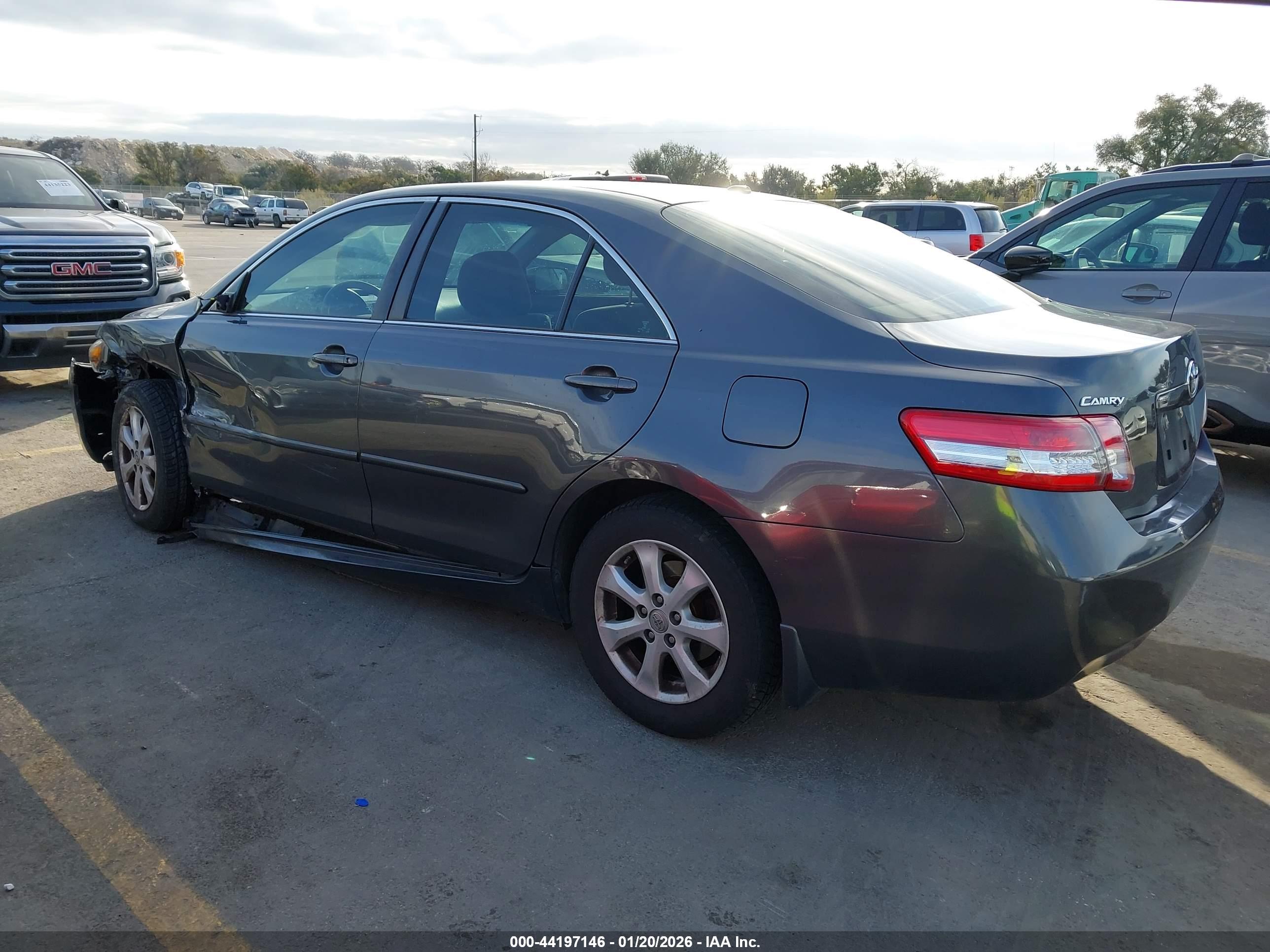 TOYOTA CAMRY image 3