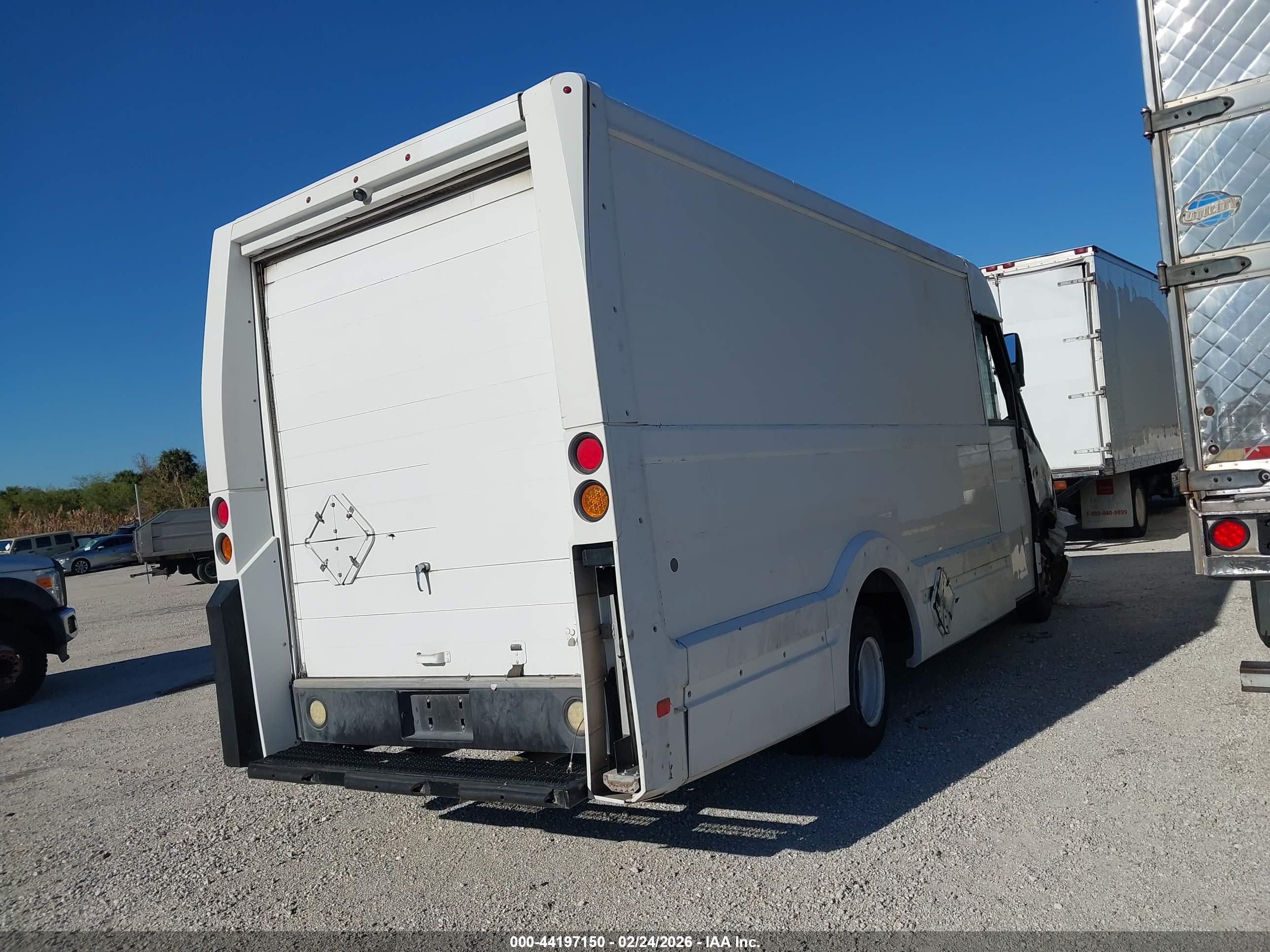 ISUZU COMMERCIAL image 4