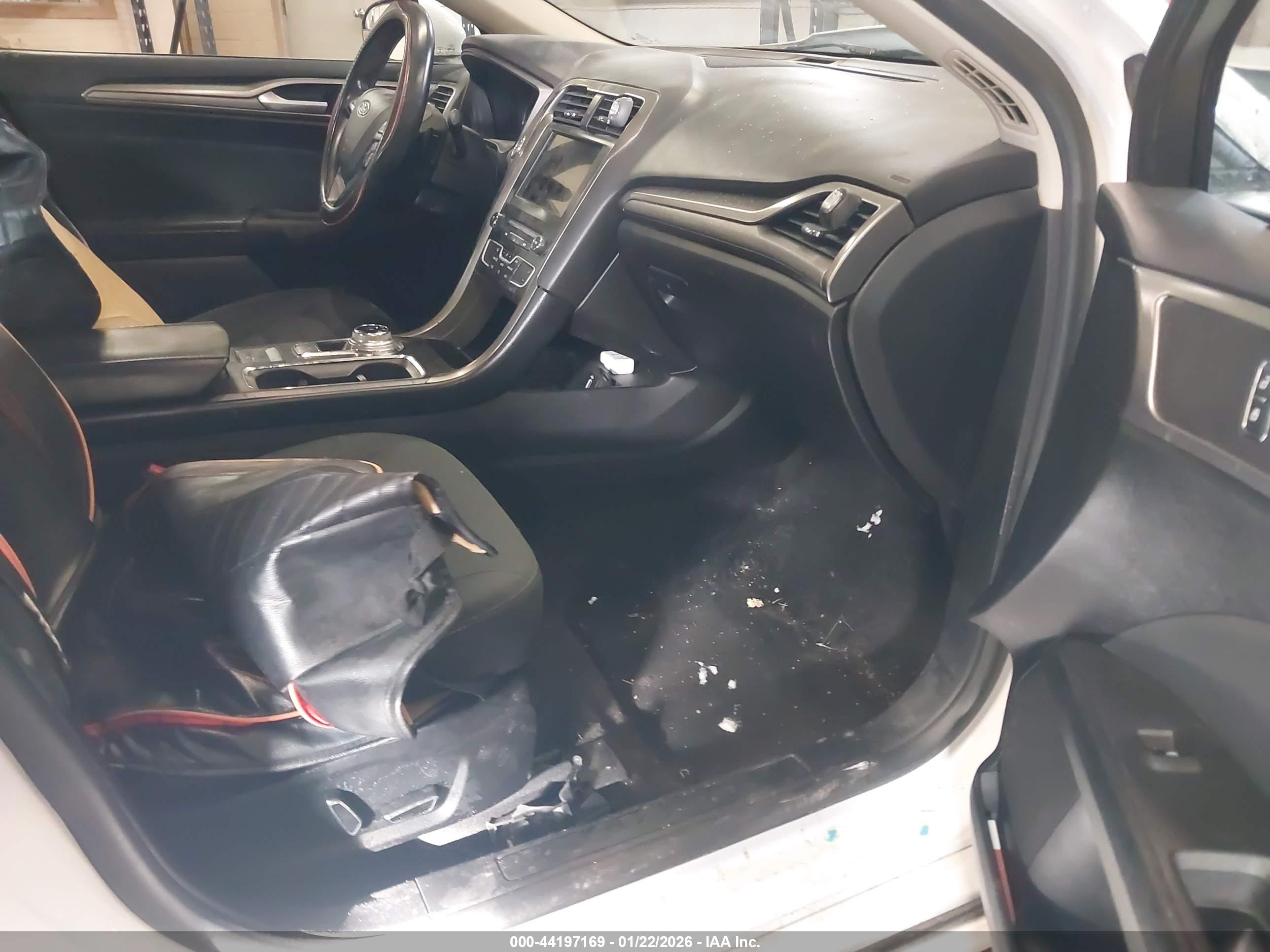 FORD FUSION image 5