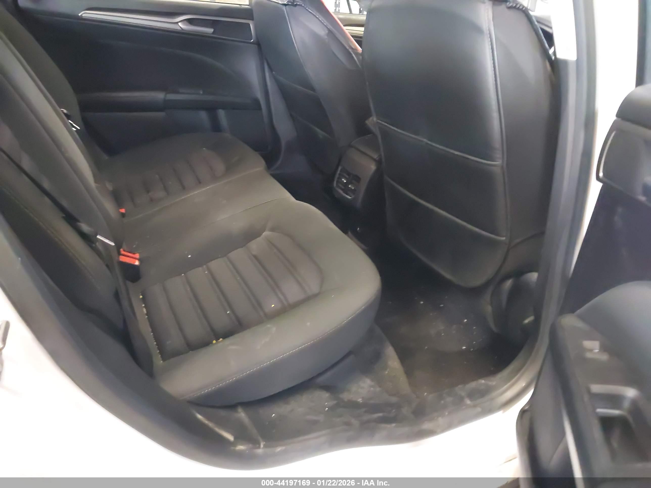 FORD FUSION image 8