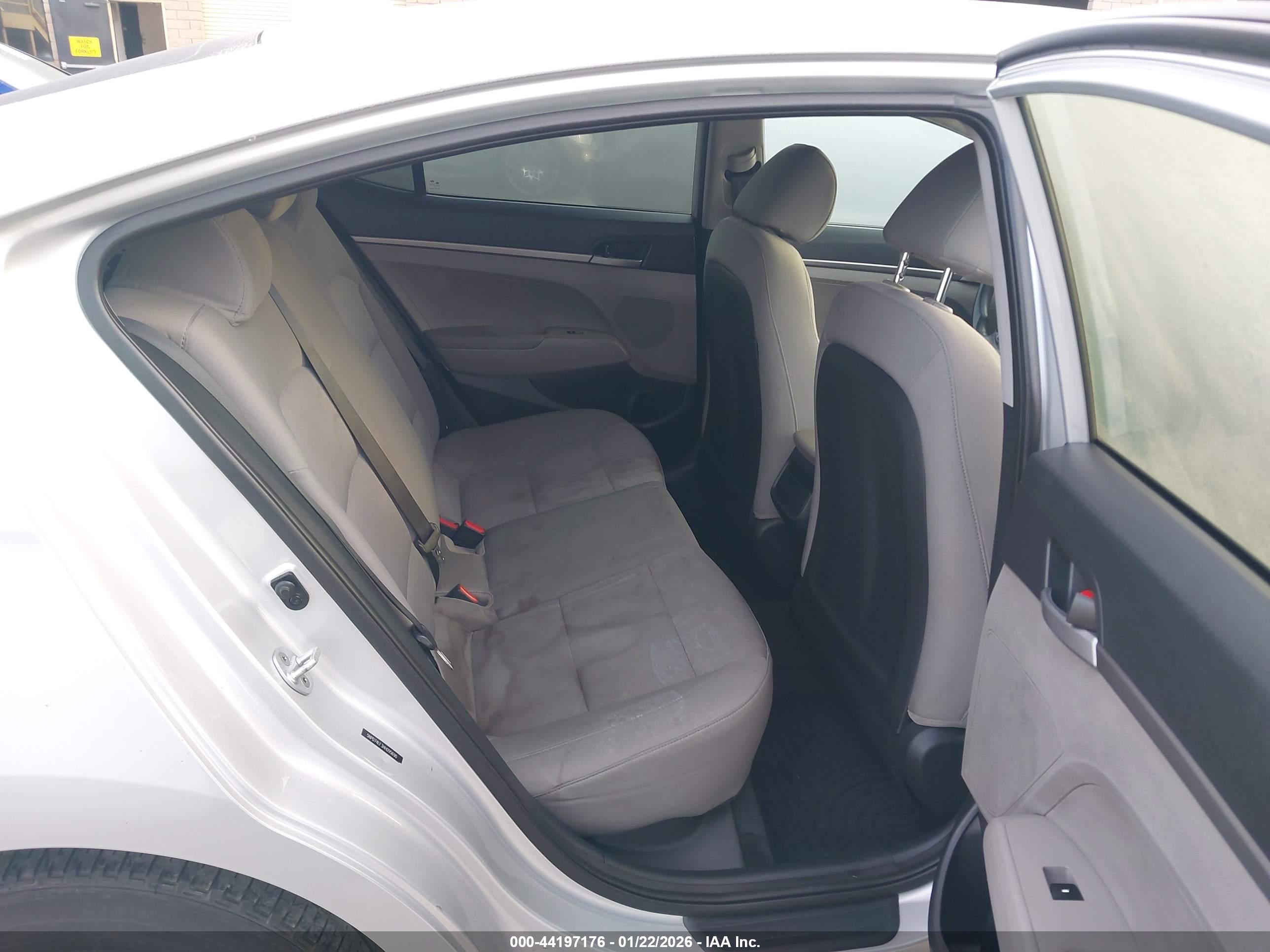 HYUNDAI ELANTRA image 8