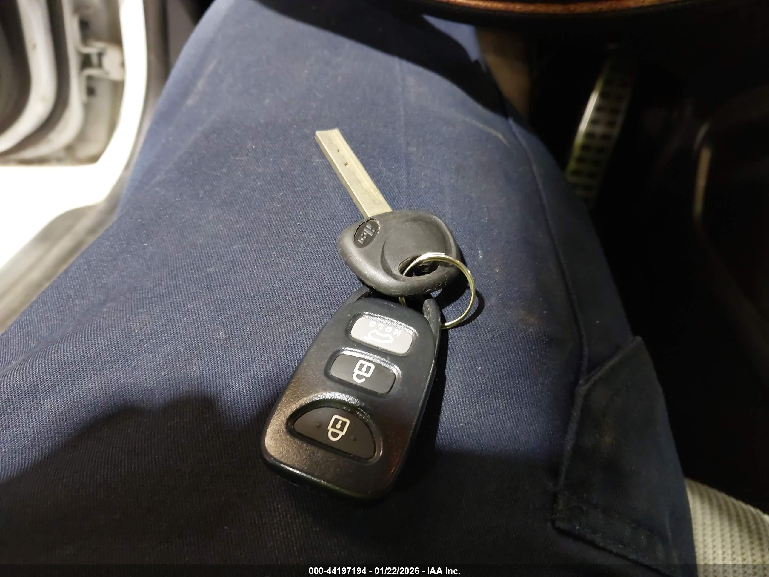 HYUNDAI VELOSTER image 11