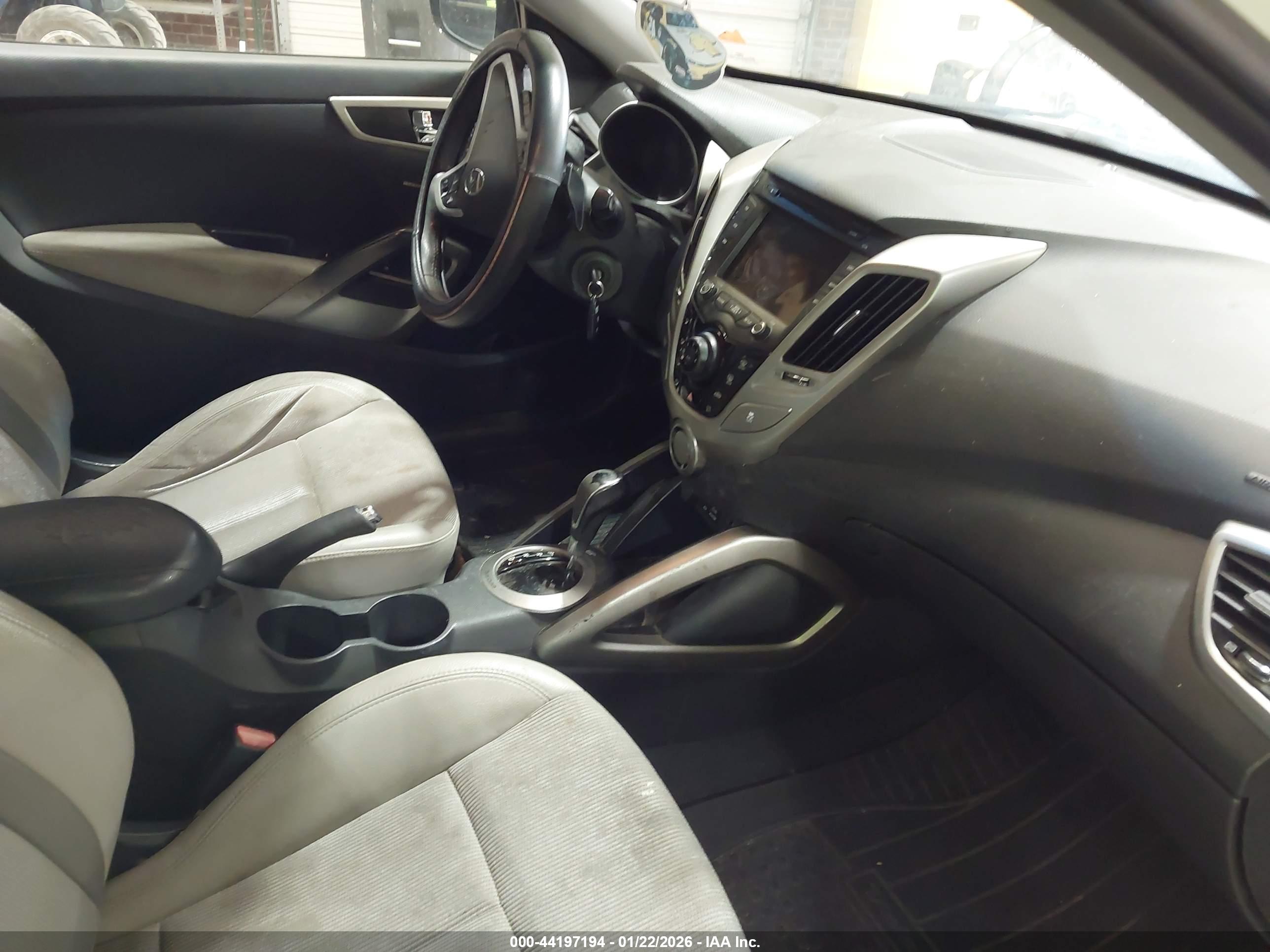HYUNDAI VELOSTER image 5