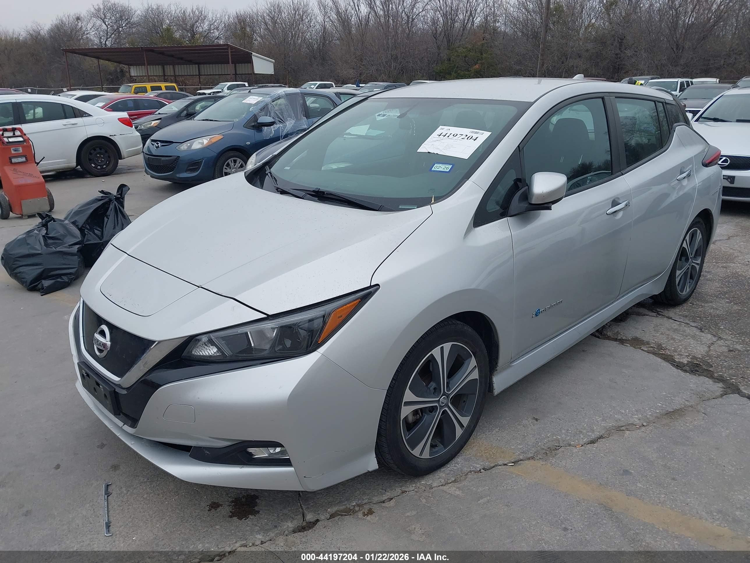 NISSAN LEAF image 2