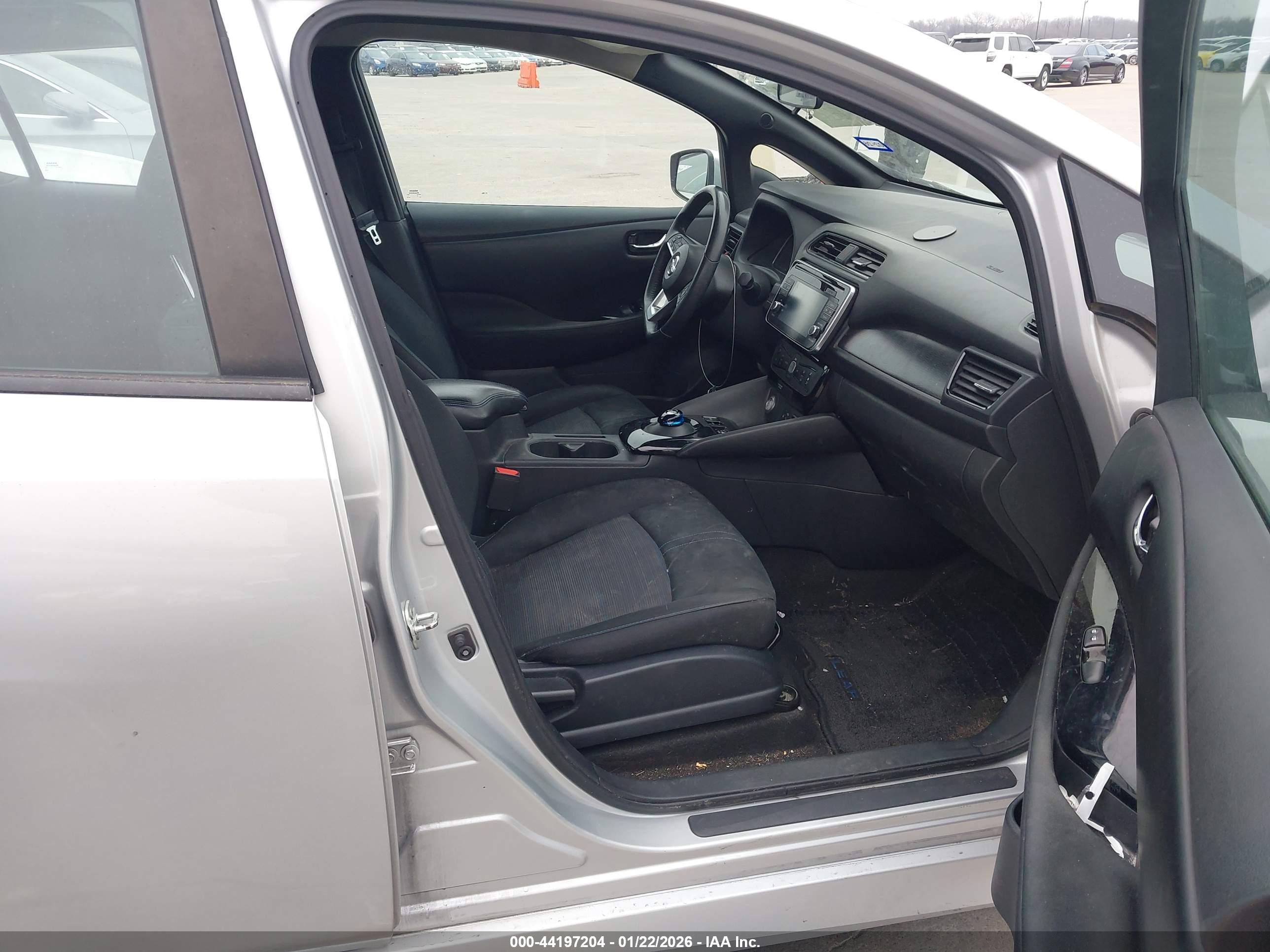 NISSAN LEAF image 5