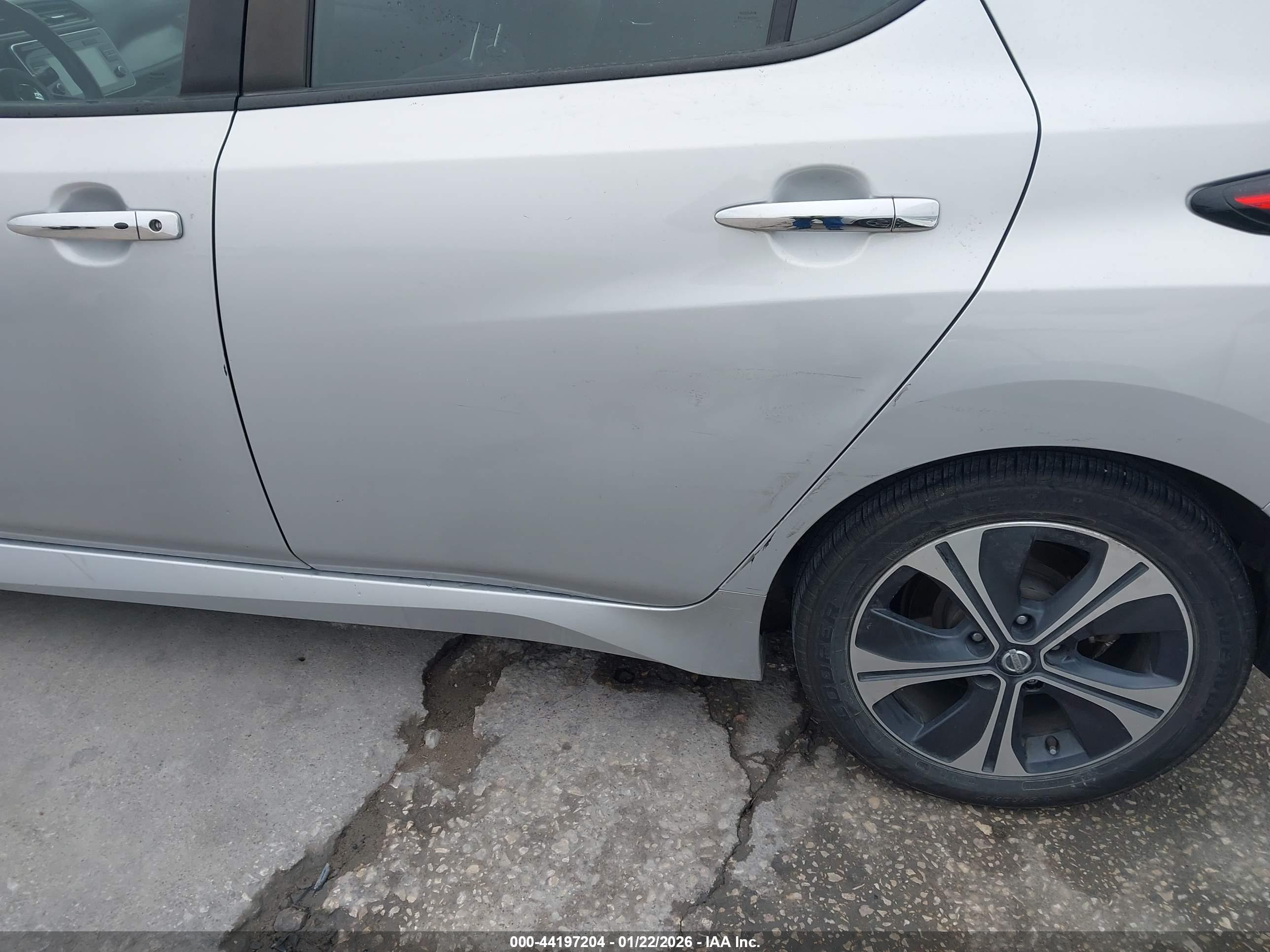 NISSAN LEAF image 6