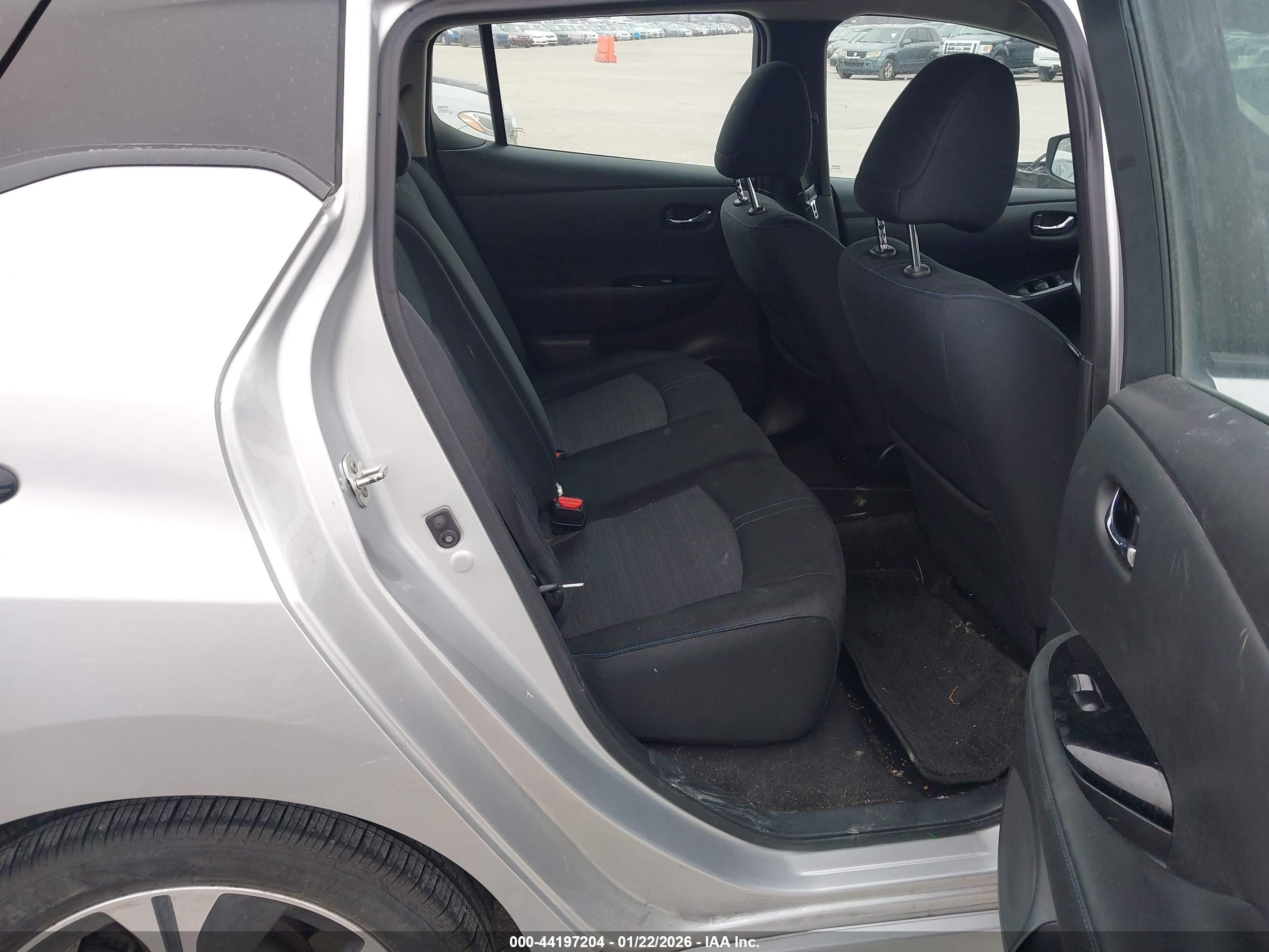 NISSAN LEAF image 8