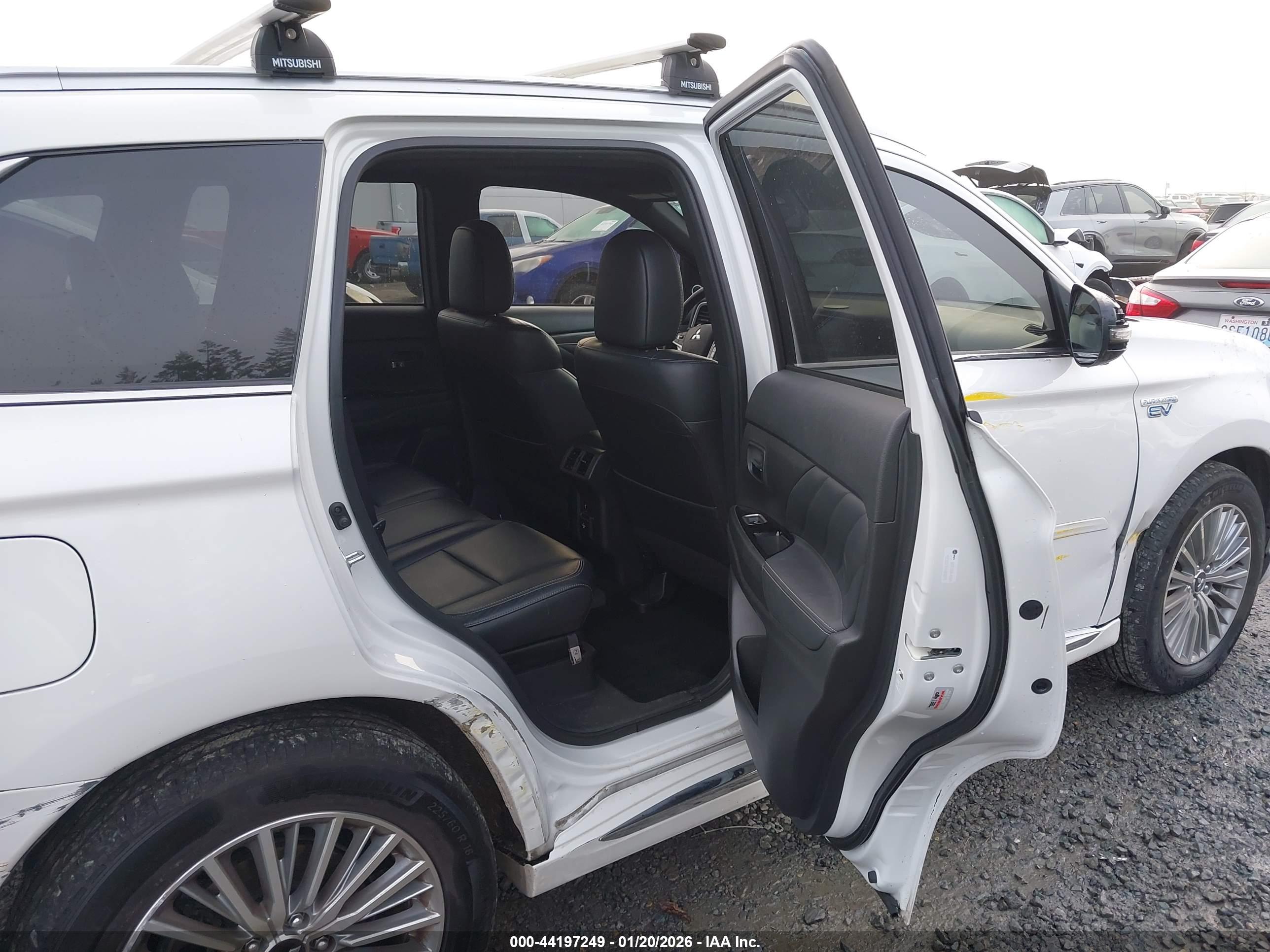 MITSUBISHI OUTLANDER image 8