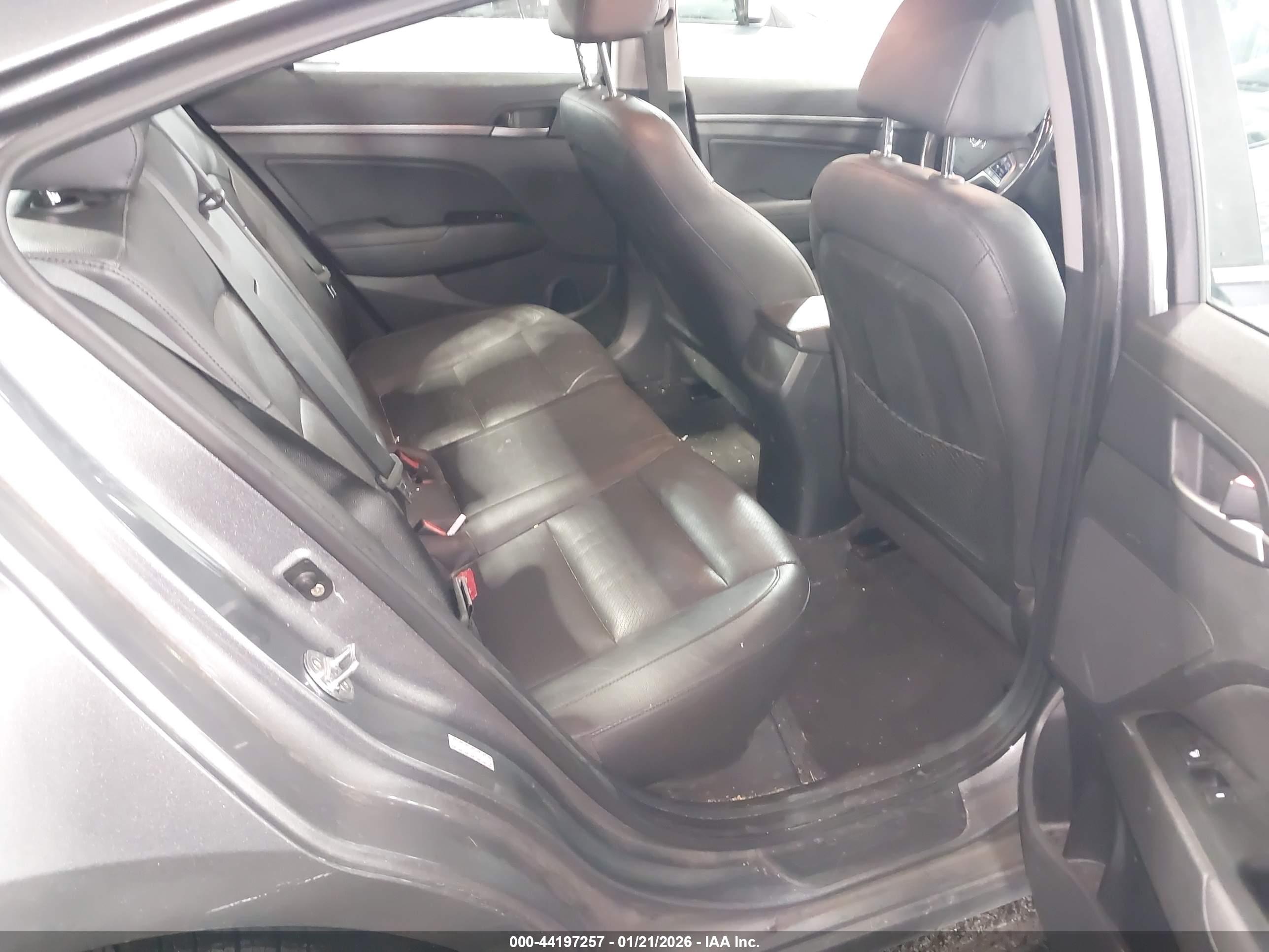 HYUNDAI ELANTRA image 8