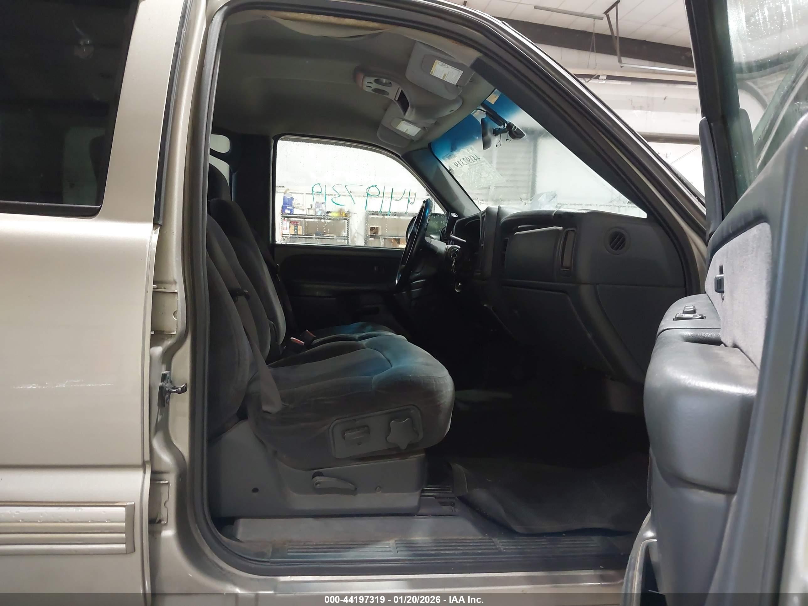 CHEVROLET SILVERADO image 5