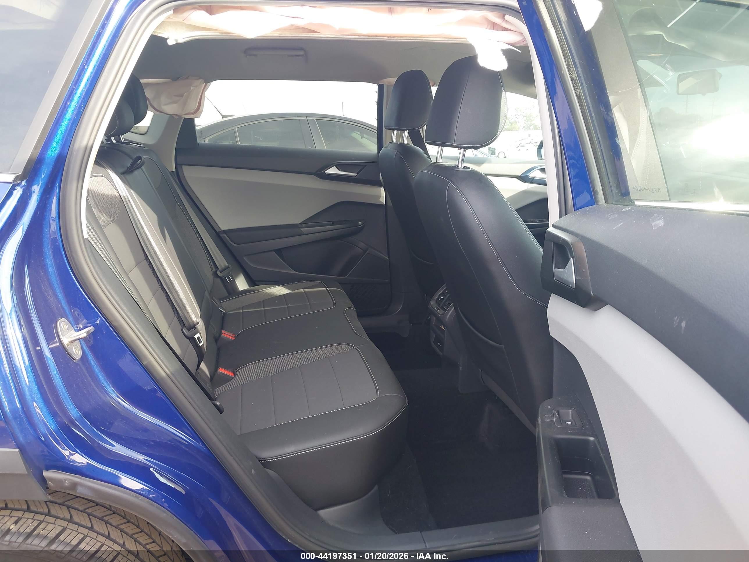 VOLKSWAGEN TAOS image 8
