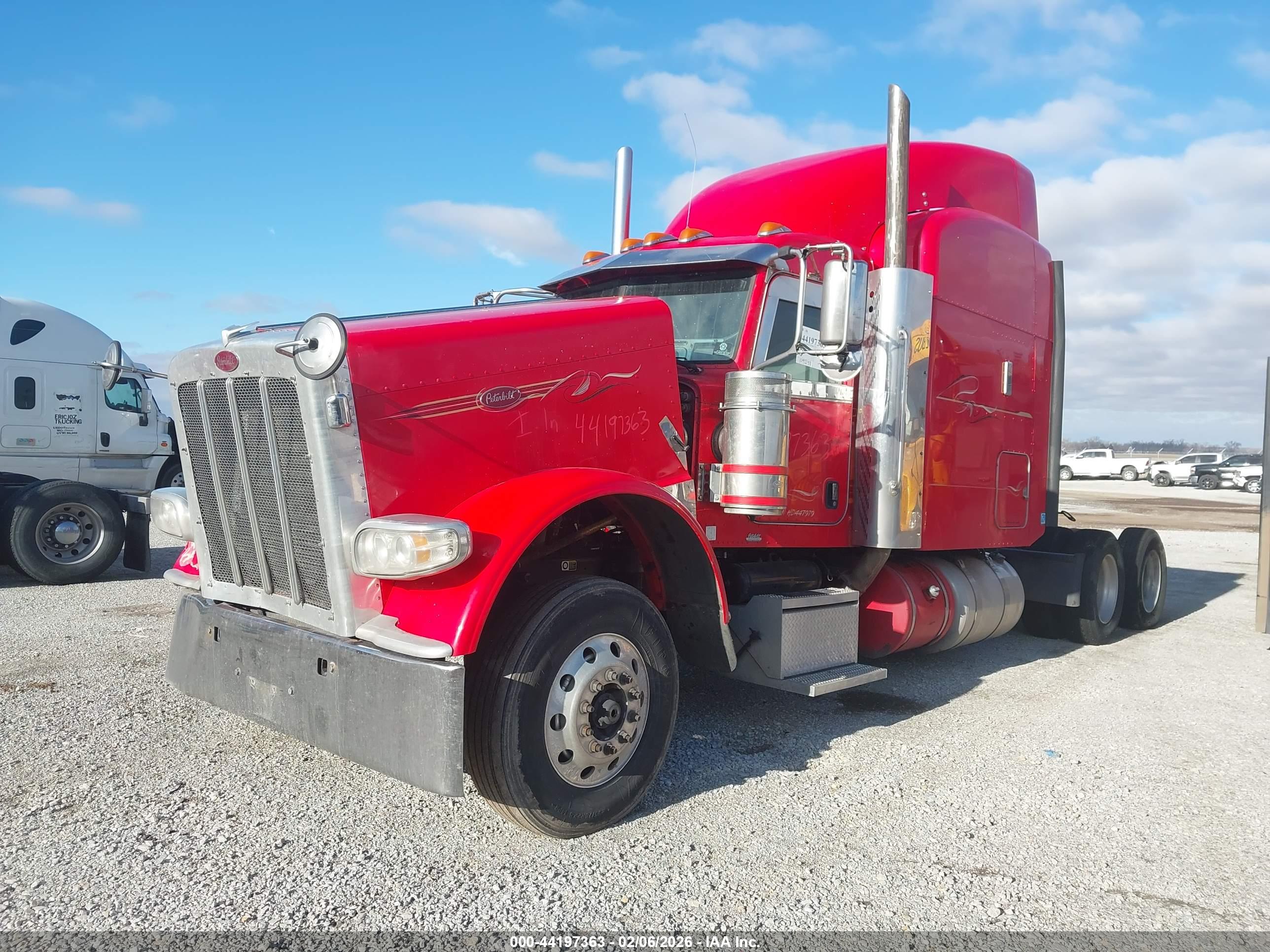 PETERBILT 389 image 2