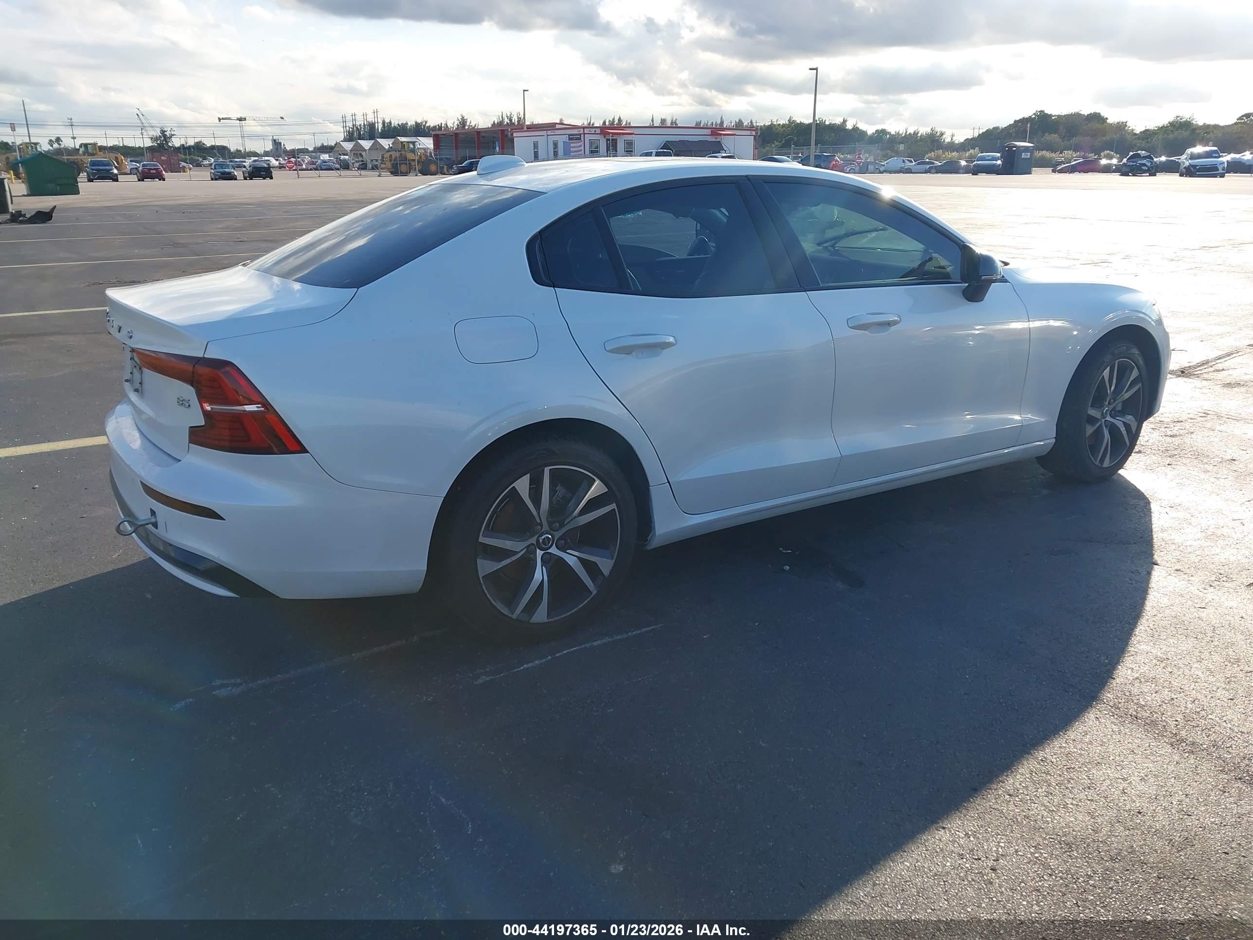 VOLVO S60 image 4