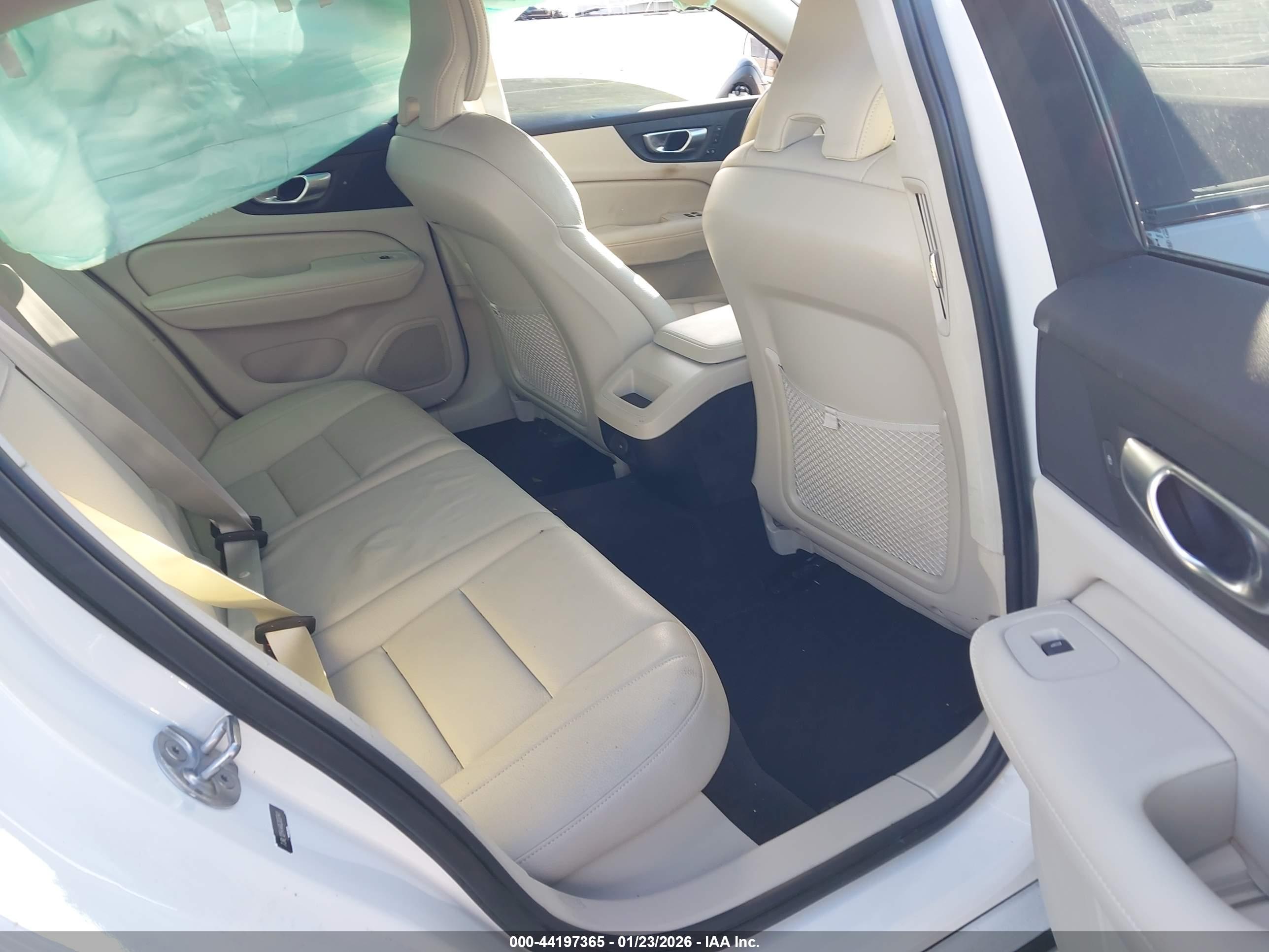VOLVO S60 image 8