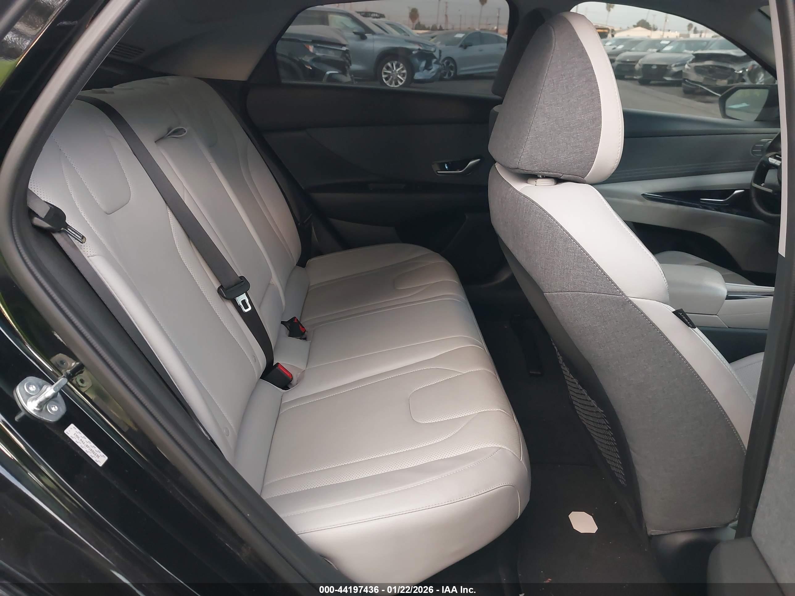 HYUNDAI ELANTRA image 8