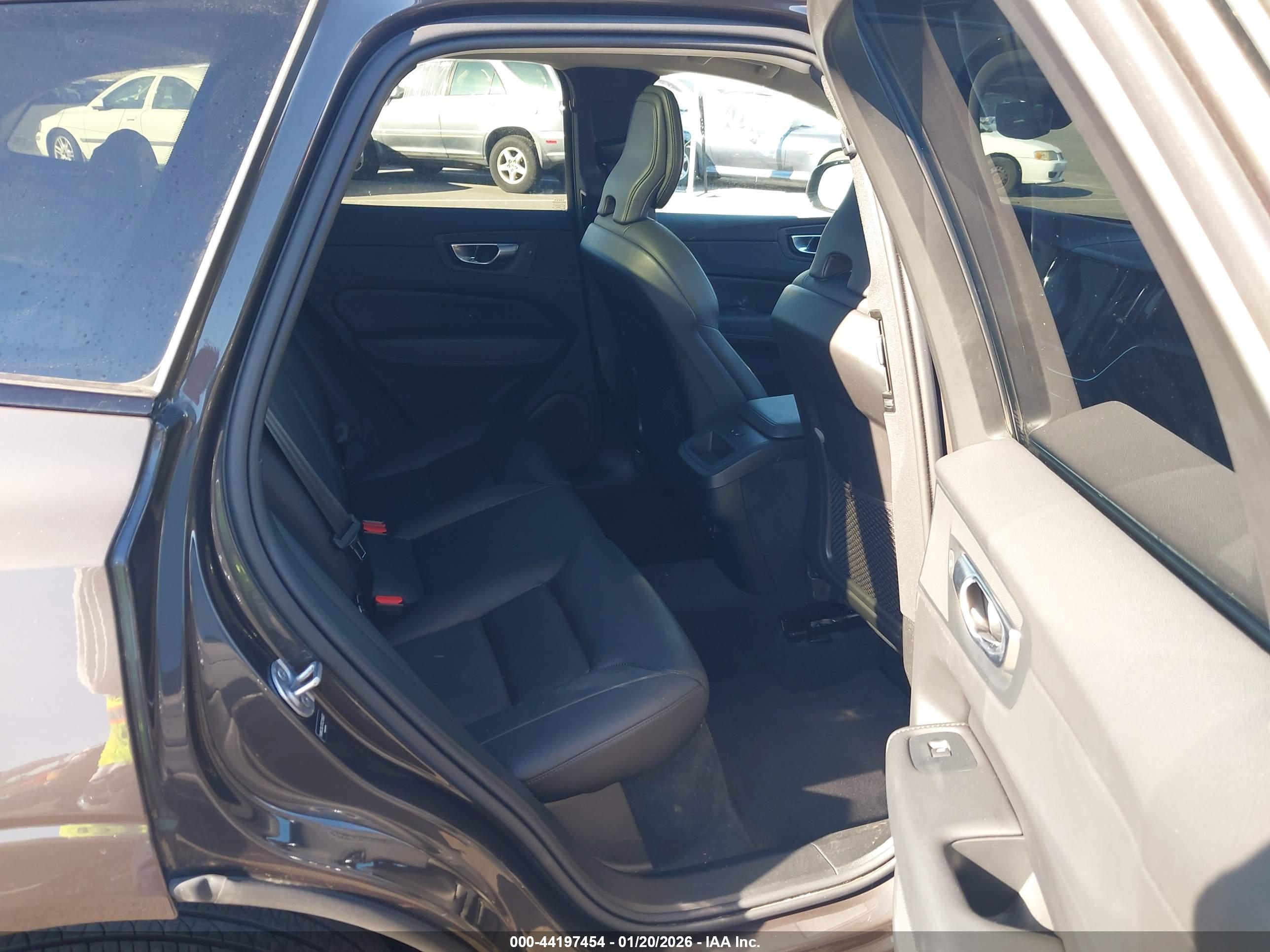 VOLVO XC60 image 8