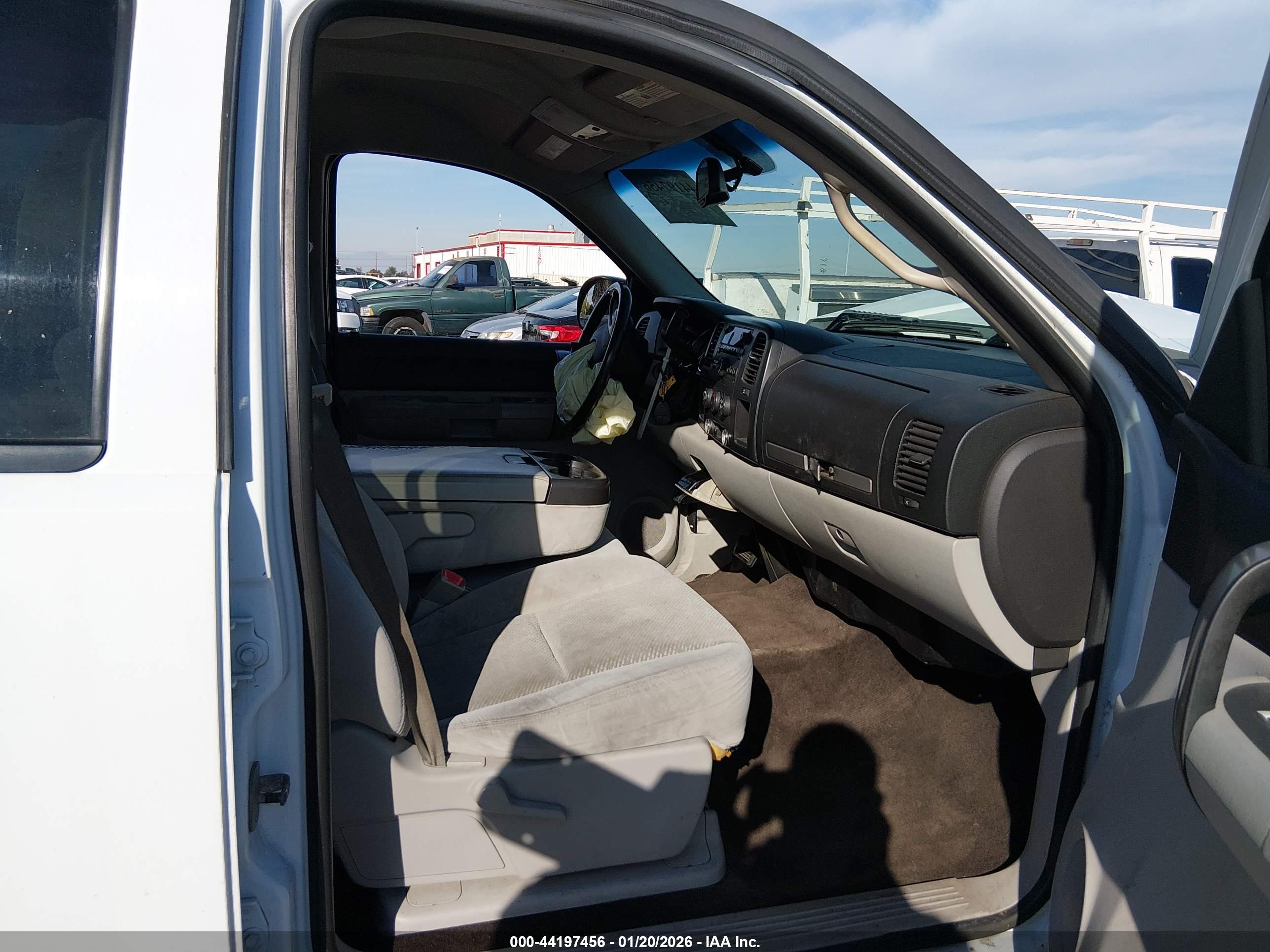 CHEVROLET SILVERADO image 5