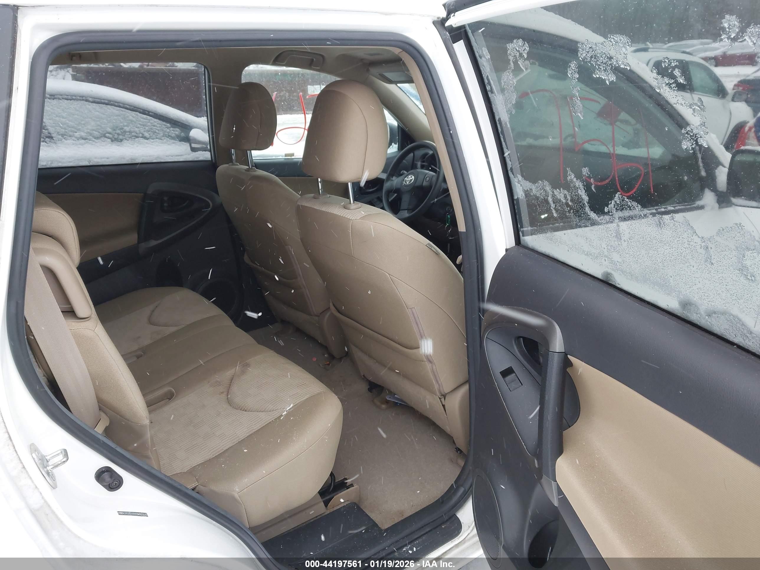 TOYOTA RAV4 image 8